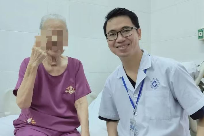 Dằm tre đâm vào tay, cụ bà 77 tuổi nguy kịch - Ảnh 1.