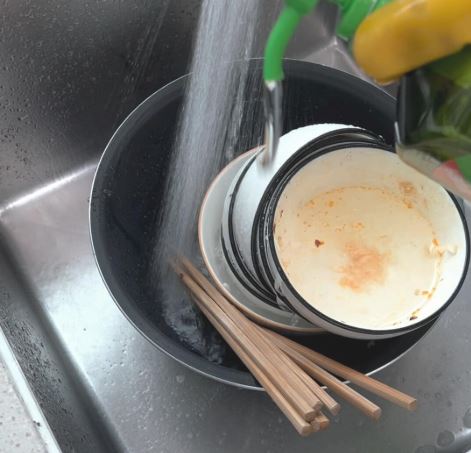 Rửa bát nhớ tránh 5 sai lầm này kẻo cả nhà rước bệnh - Ảnh 1.