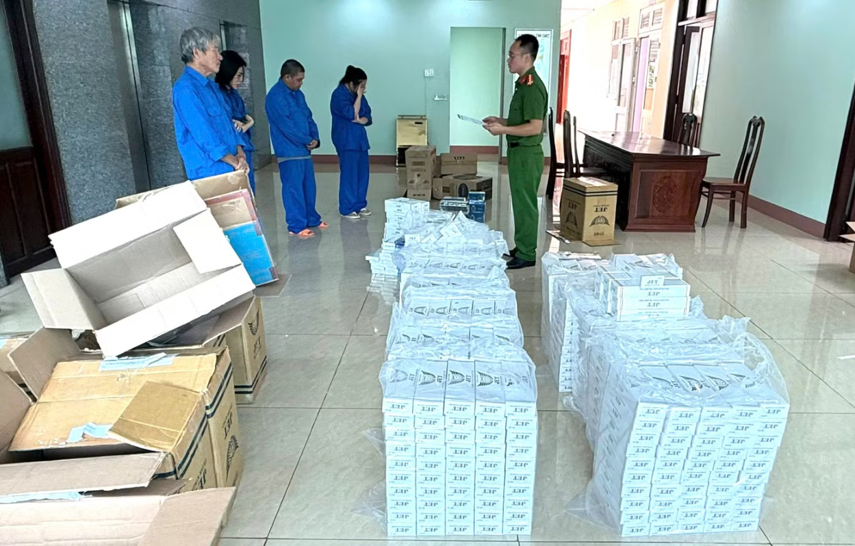 Cất giấu thứ không ngờ tại nhà, 4 người trong một gia đình bị khởi tố- Ảnh 1.
