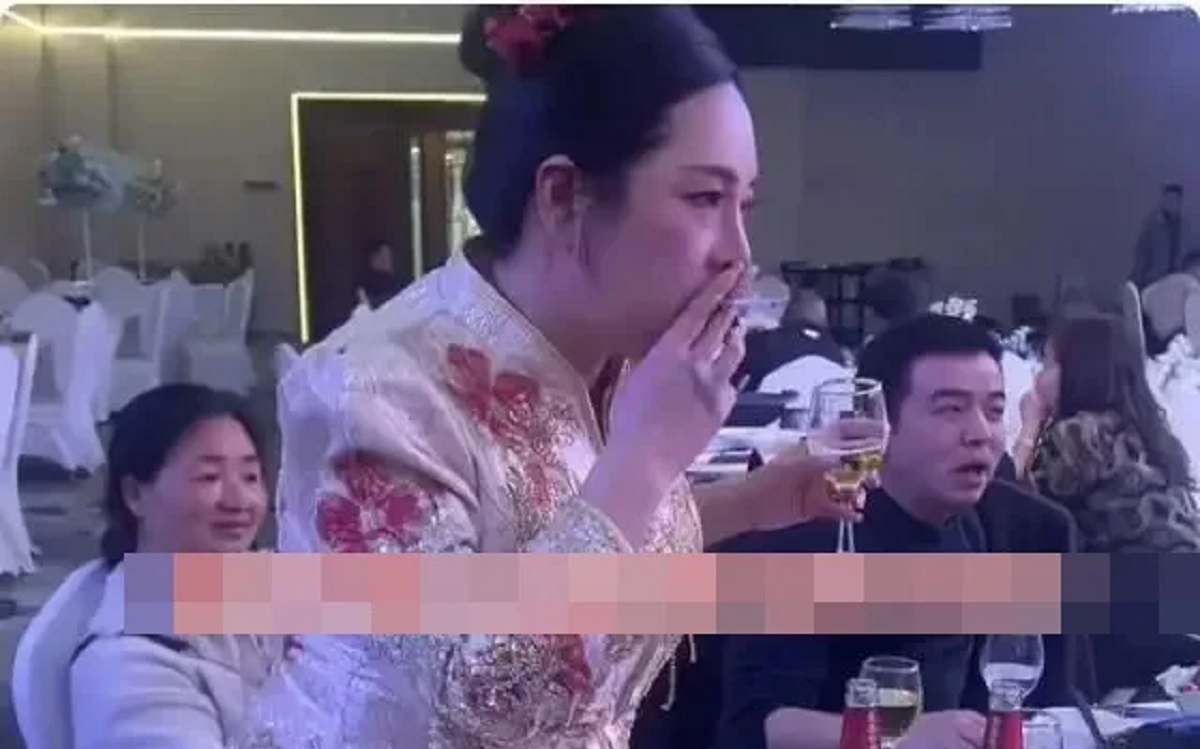 Mời cưới nhưng không một ai tới dự, chú rể vẫn làm điều này cho cô dâu - Ảnh 2.