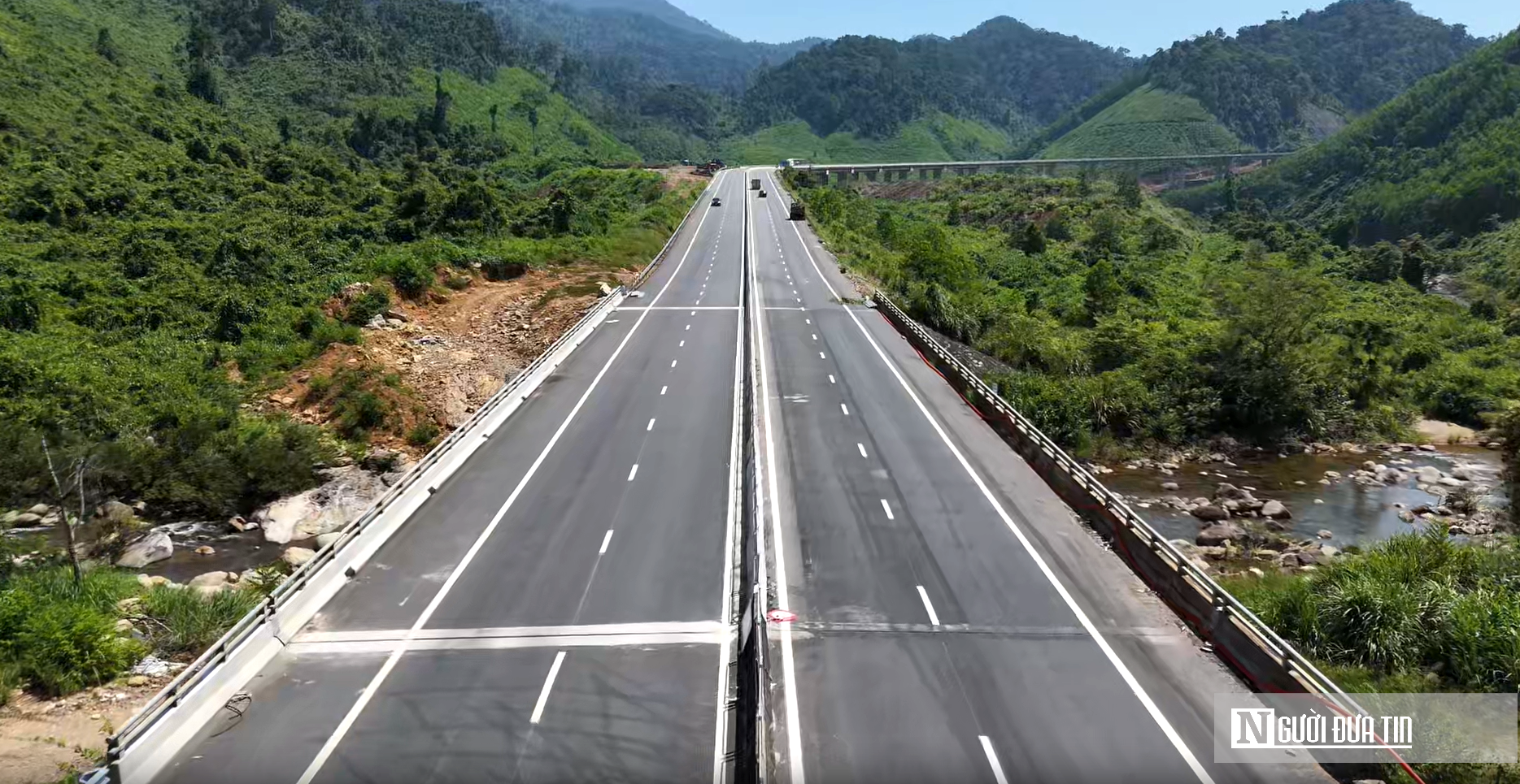 Diện mạo mới của cao tốc La Sơn - Hoà Liên sau khi mở rộng lên 4 làn xe - Ảnh 2.