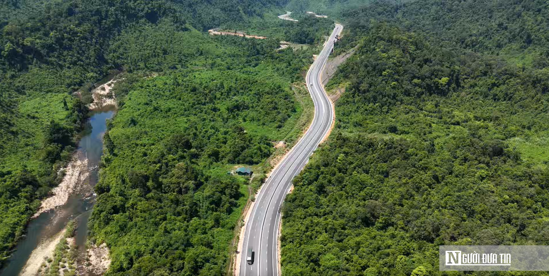 Diện mạo mới của cao tốc La Sơn - Hoà Liên sau khi mở rộng lên 4 làn xe - Ảnh 3.