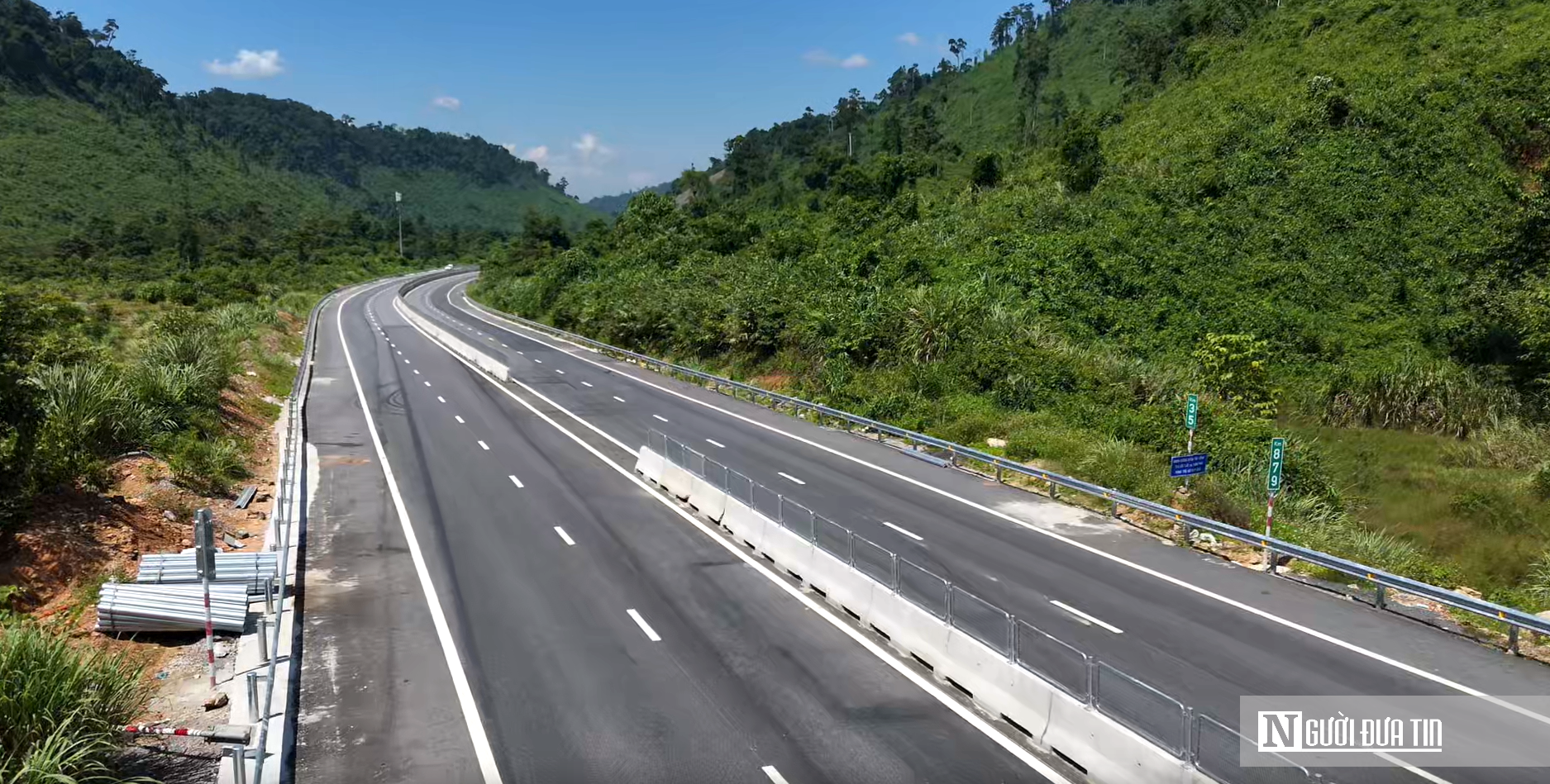 Diện mạo mới của cao tốc La Sơn - Hoà Liên sau khi mở rộng lên 4 làn xe - Ảnh 6.