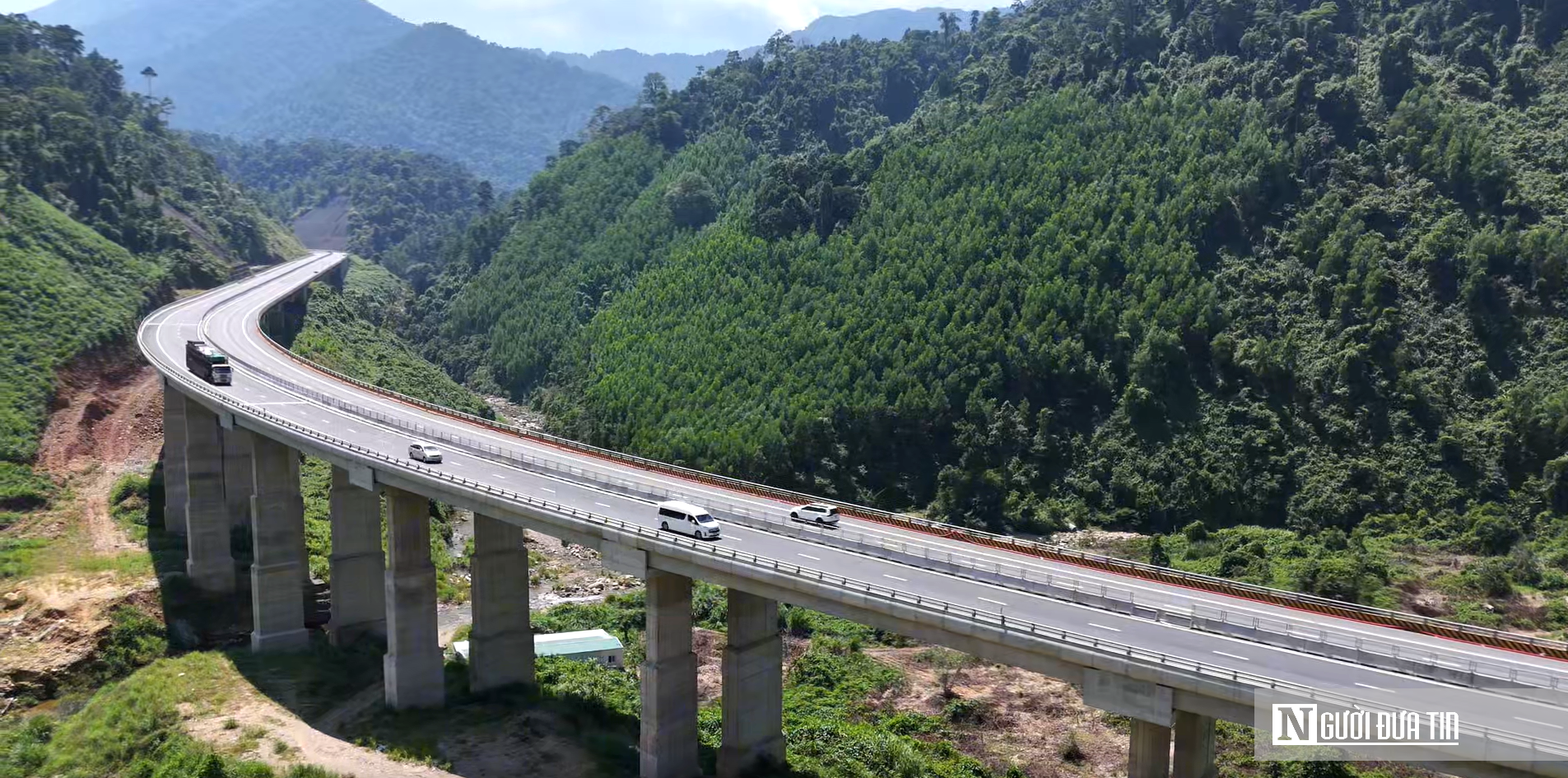 Diện mạo mới của cao tốc La Sơn - Hoà Liên sau khi mở rộng lên 4 làn xe - Ảnh 8.