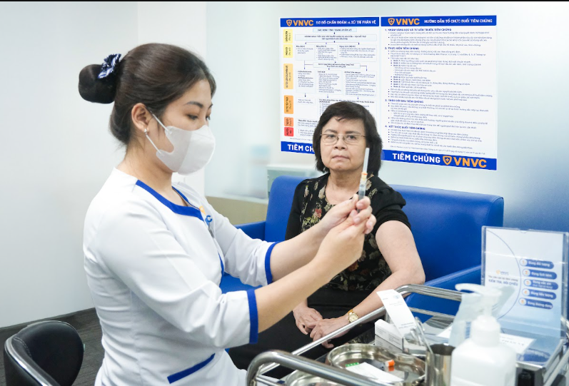 VNVC ra mắt vắc xin cúm chuyên biệt, nhiều người cao tuổi vui mừng vì có thêm lựa chọn phòng cúm hiệu quả hơn - Ảnh 3.