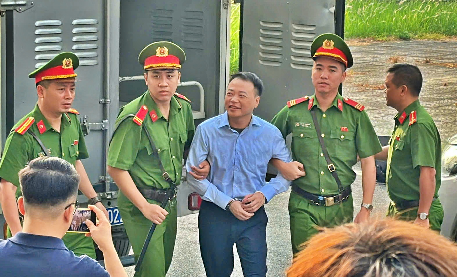 Từ màn đối đáp của Shark Bình: Không phải cứ ra tòa là có tội - Ảnh 1.