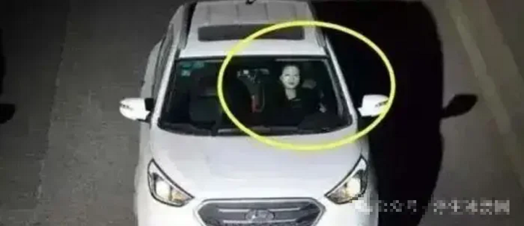 Đang lái xe lúc nửa đêm, tài xế bất ngờ thấy cảnh tượng