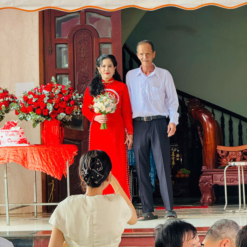 Ông lão 73 tuổi cưới vợ 49 tuổi, gia đình làm điều không ai ngờ- Ảnh 1.