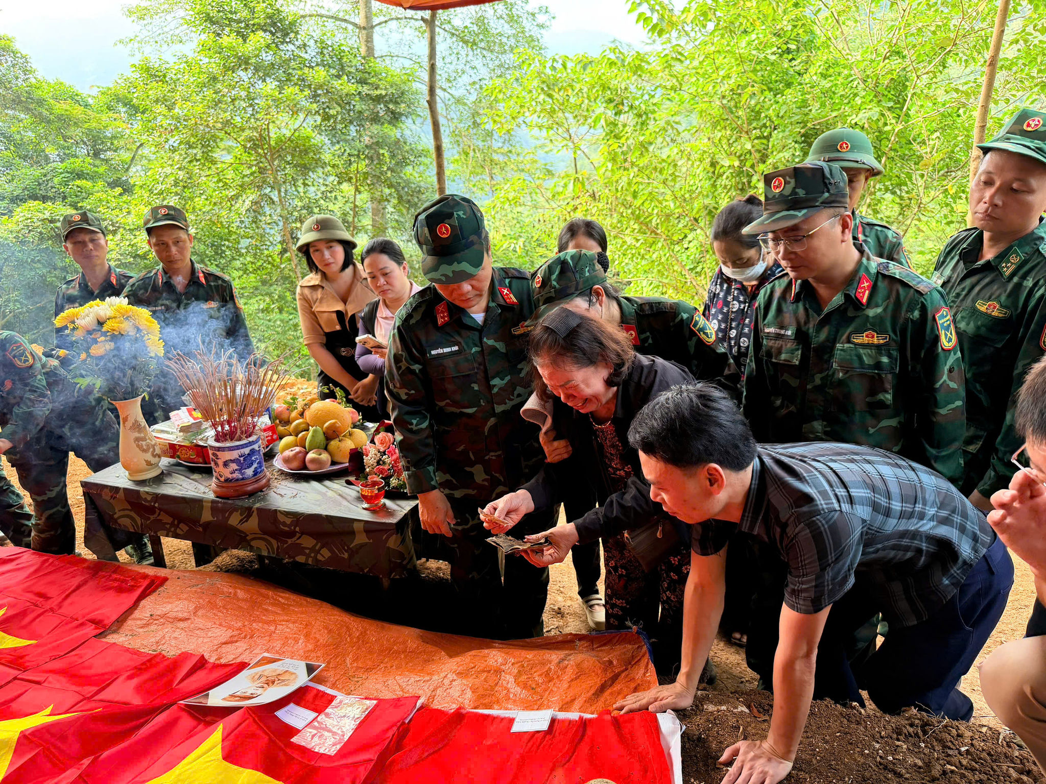 Hai chiếc áo mang hơi ấm vào chiến trường khốc liệt và cuộc đoàn tụ đẫm nước mắt sau hơn 40 năm- Ảnh 3.