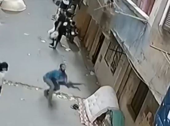 Nam thanh niên dùng tay không đỡ bé trai 5 tuổi ngã khỏi ban công - Ảnh 1.