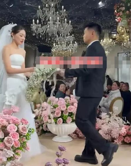 Giữa đám cưới, chú rể có hành động "lạ" khiến cô dâu khó xử - Ảnh 1.