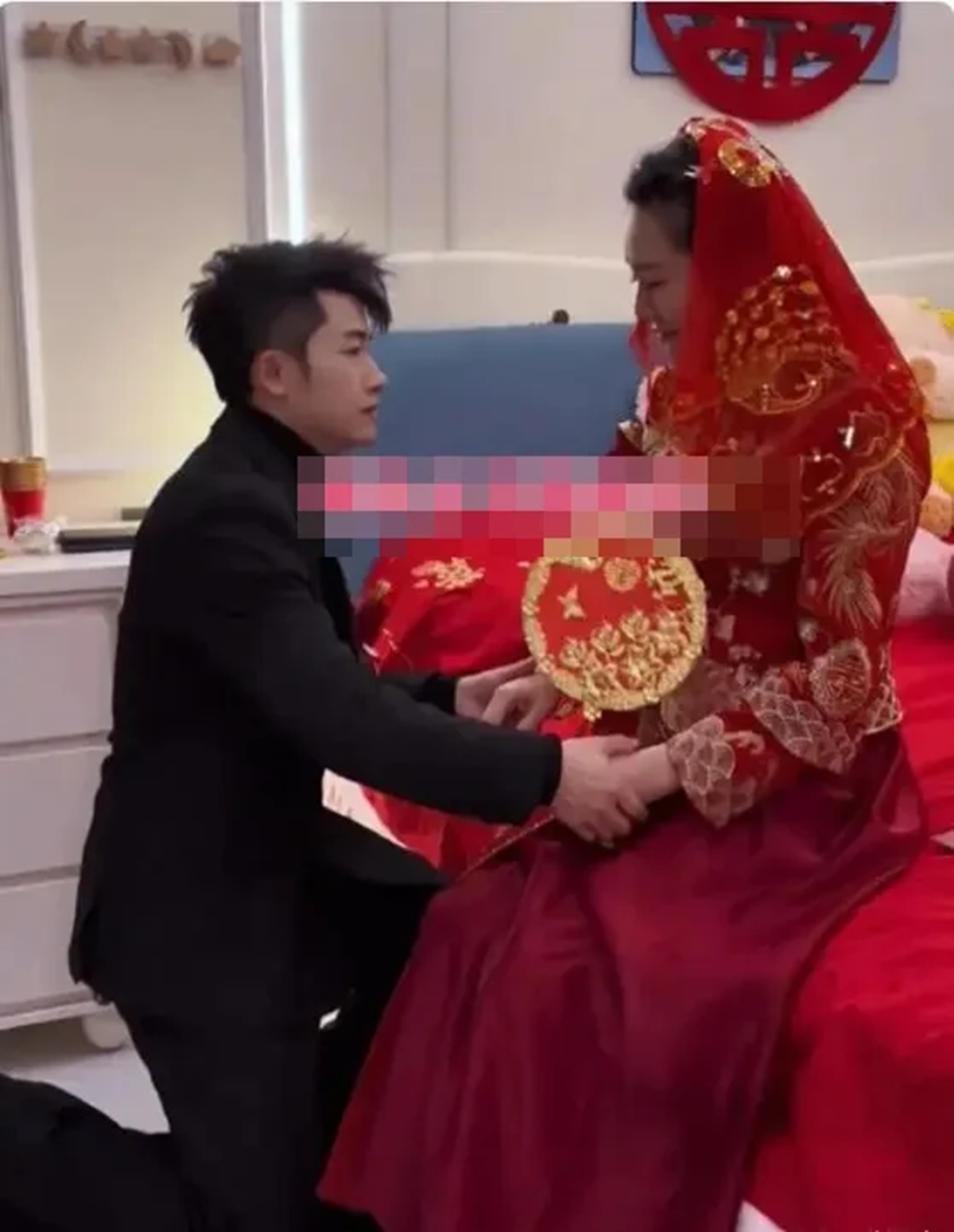 Mời cưới nhưng không một ai tới dự, chú rể vẫn làm điều này cho cô dâu - Ảnh 1.