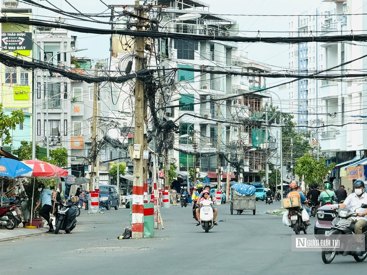 Tp.HCM: “Điểm đen” hàng chục trụ điện trên đường Chu Văn An được di dời - Ảnh 1.