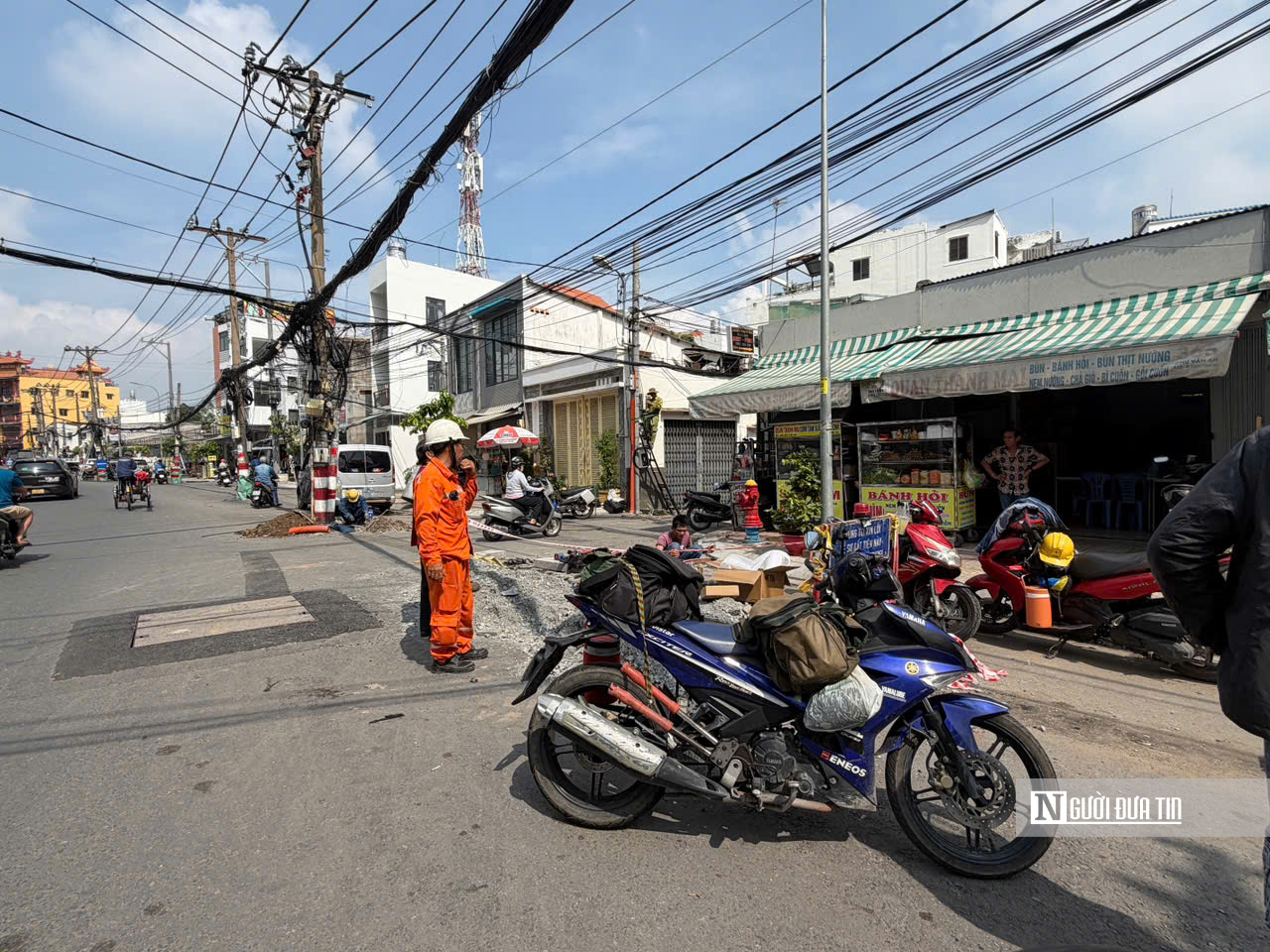 Tp.HCM: “Điểm đen” hàng chục trụ điện trên đường Chu Văn An được di dời - Ảnh 2.