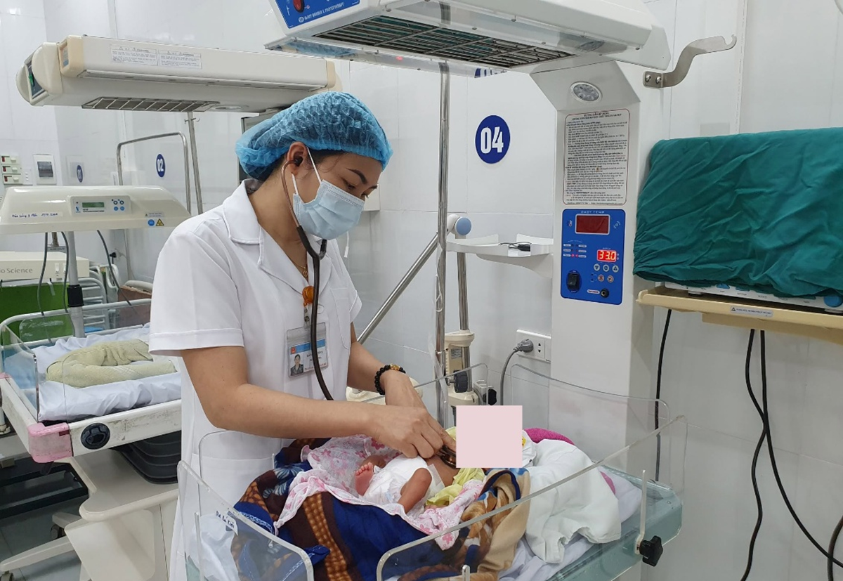 Bé 33 ngày tuổi lờ đờ, thiếu máu nặng sau khi được hàng xóm
