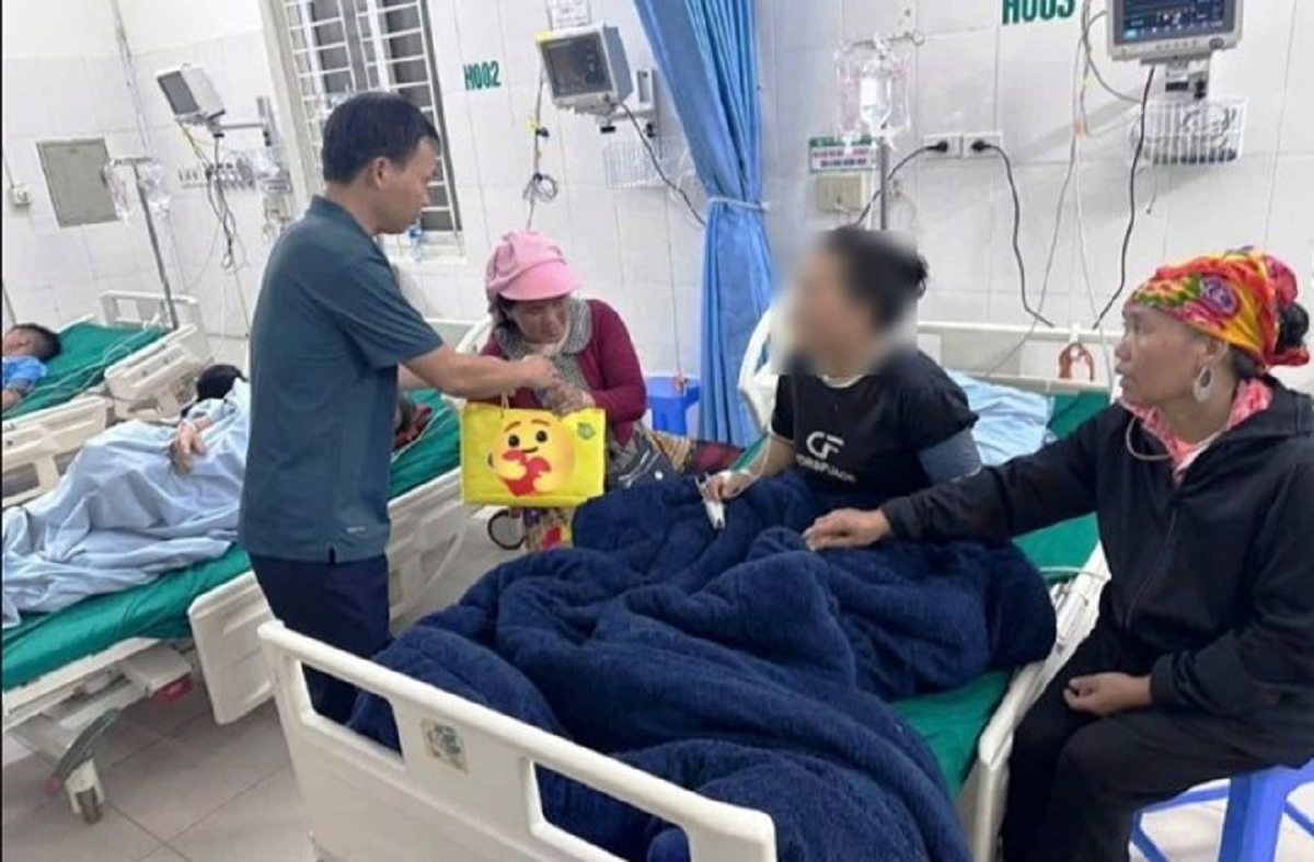 Đang gặt lúa, 4 người bị sét đánh cùng lúc nguy kịch - Ảnh 1.