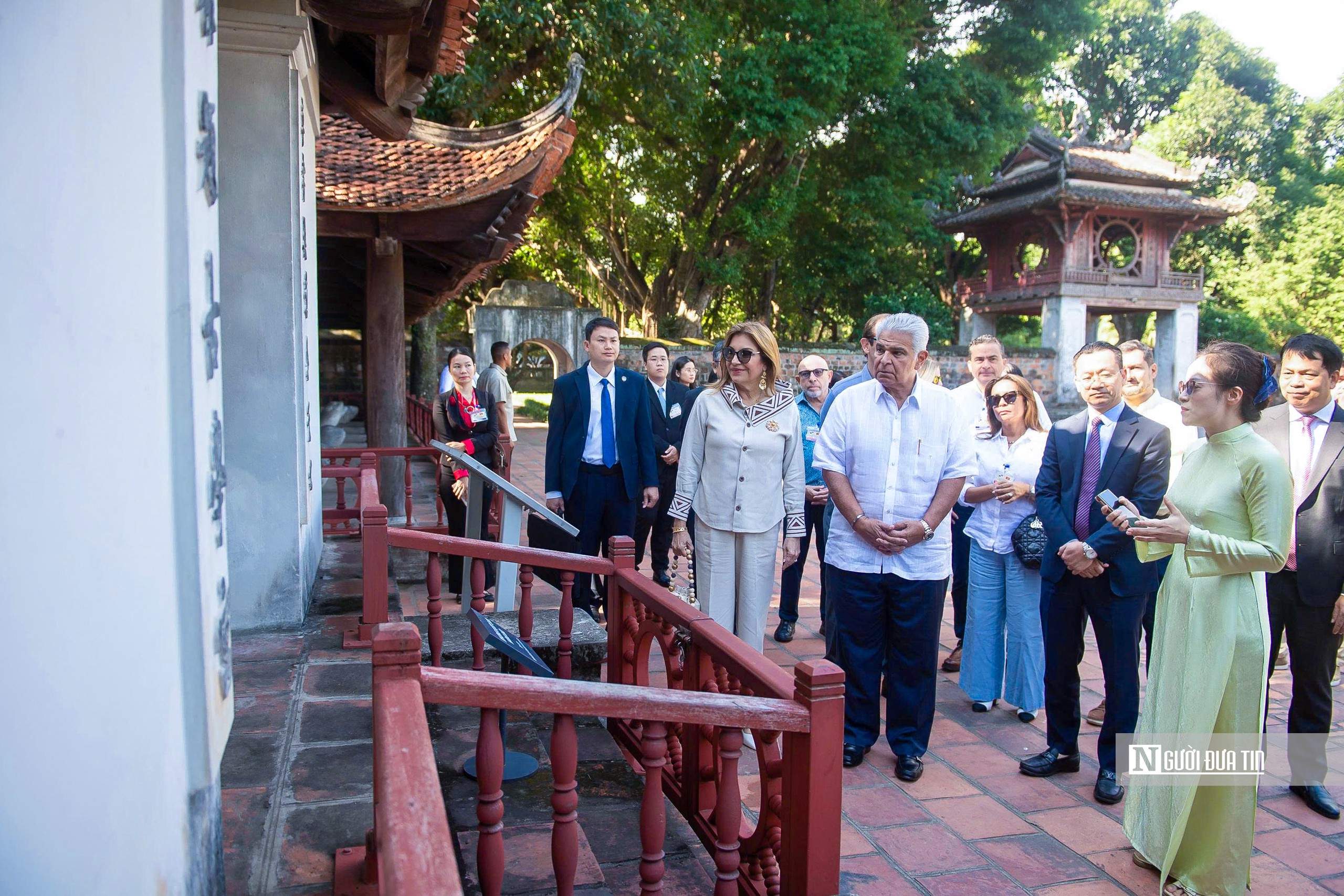 Tổng thống Panama và Phu nhân tham quan Văn Miếu - Quốc Tử Giám- Ảnh 5.