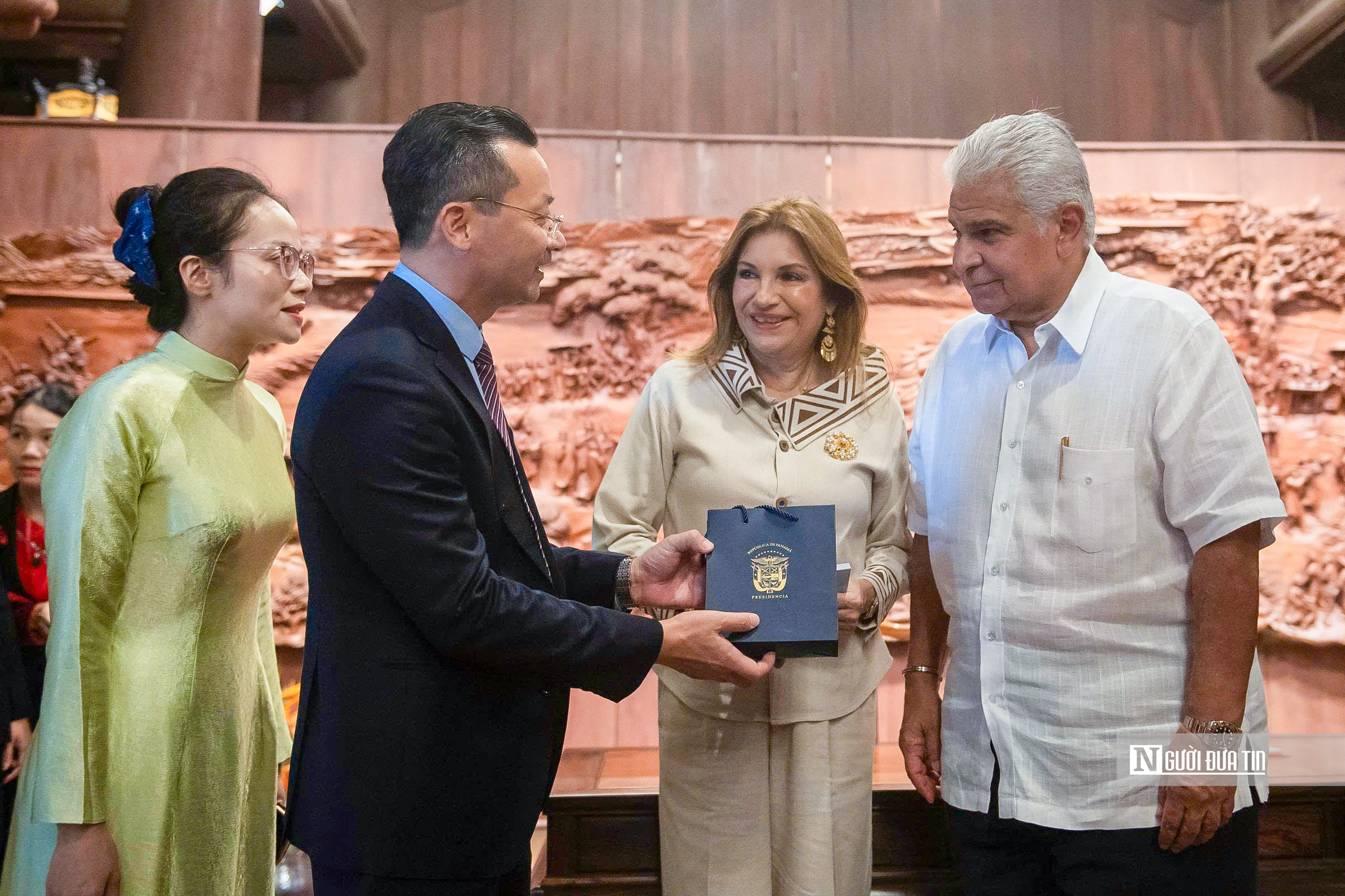 Tổng thống Panama và Phu nhân tham quan Văn Miếu - Quốc Tử Giám- Ảnh 13.