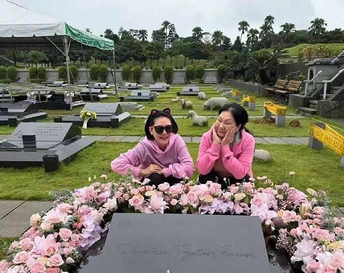 Chồng Từ Hy Viên lặng lẽ đến viếng mộ vợ, ngoại hình gây chú ý - Ảnh 2.