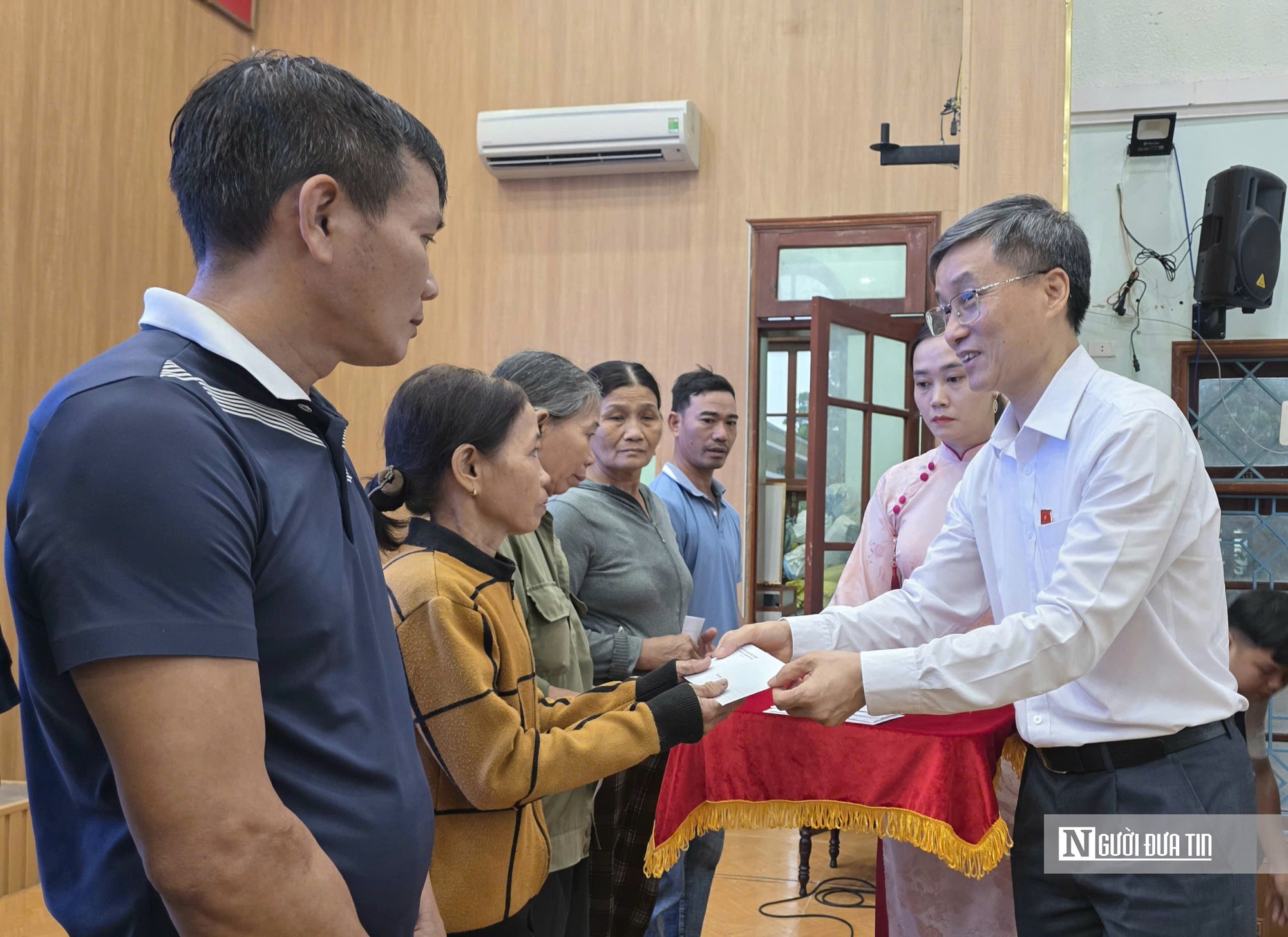 Đo&agrave;n đại biểu Quốc hội Tp.Đ&agrave; Nẵng tặng qu&agrave; cho người d&acirc;n x&atilde; Xu&acirc;n Ph&uacute;- Ảnh 1.