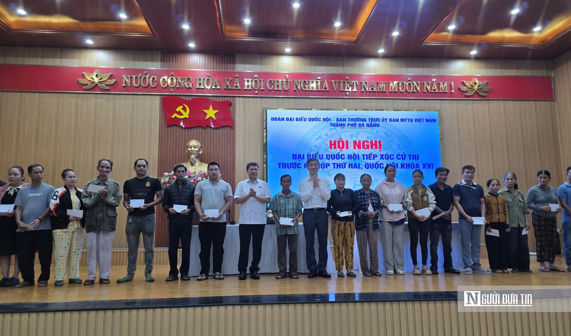 Đo&agrave;n đại biểu Quốc hội Tp.Đ&agrave; Nẵng tặng qu&agrave; cho người d&acirc;n x&atilde; Xu&acirc;n Ph&uacute;- Ảnh 3.
