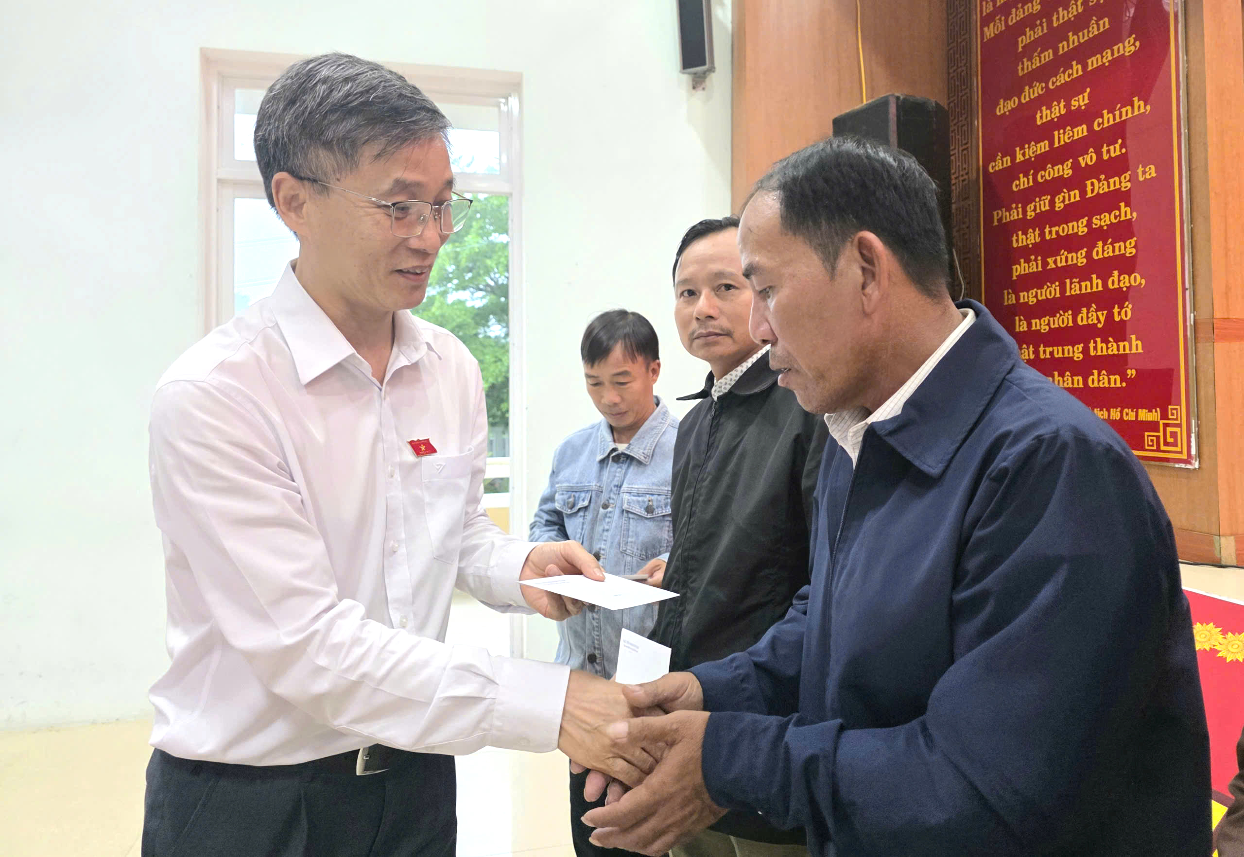 Đại biểu Quốc hội đề nghị giải quyết ngay vướng mắc về chính sách người có công, rà soát nhà xuống cấp vùng quy hoạch- Ảnh 8.
