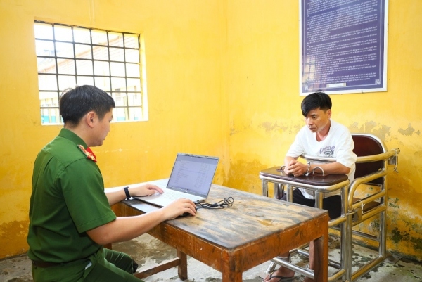 Khởi tố kẻ dùng dao tấn công 3 mẹ con cô giáo ở Cà Mau - Ảnh 1.