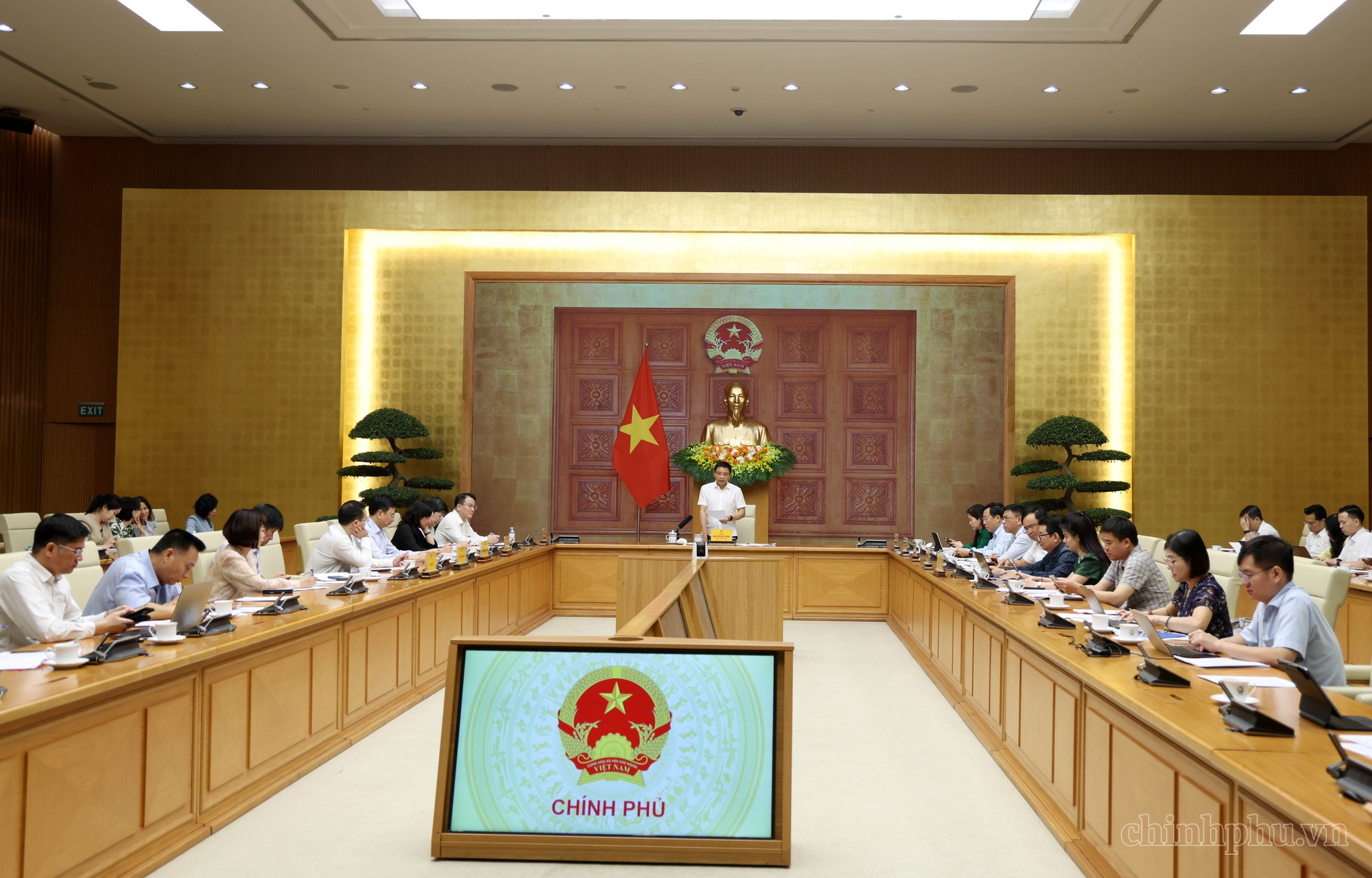 Phó Thủ tướng yêu cầu giám sát tình trạng giá đầu vào giảm, giá bán vẫn cao - Ảnh 2.