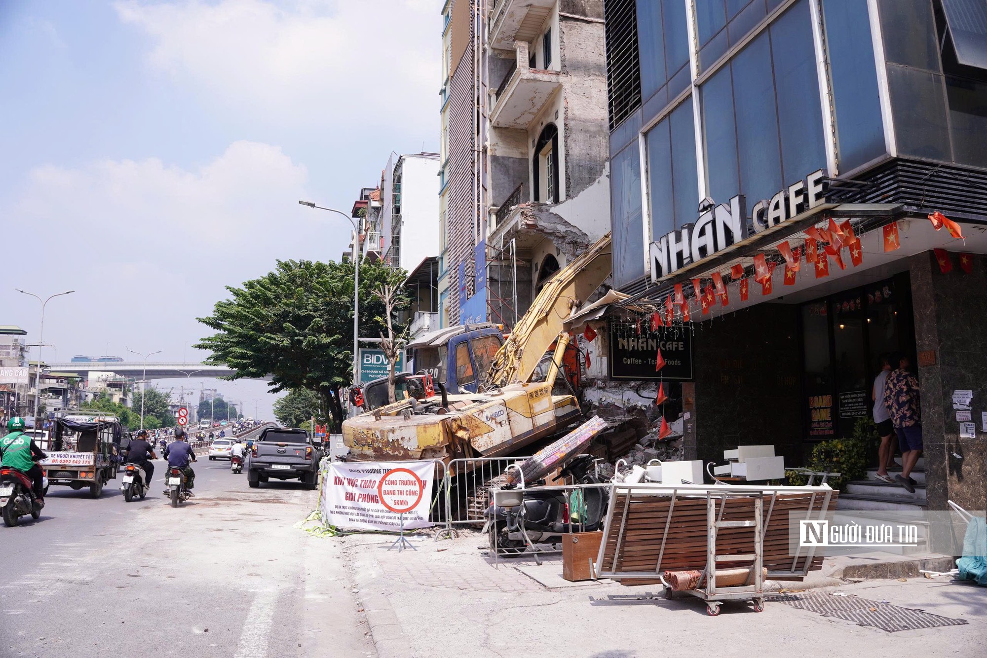 Hà Nội: Người dân hối hả chuyển đồ, tháo dỡ công trình GPMB để mở rộng Quốc lộ 1A- Ảnh 1.