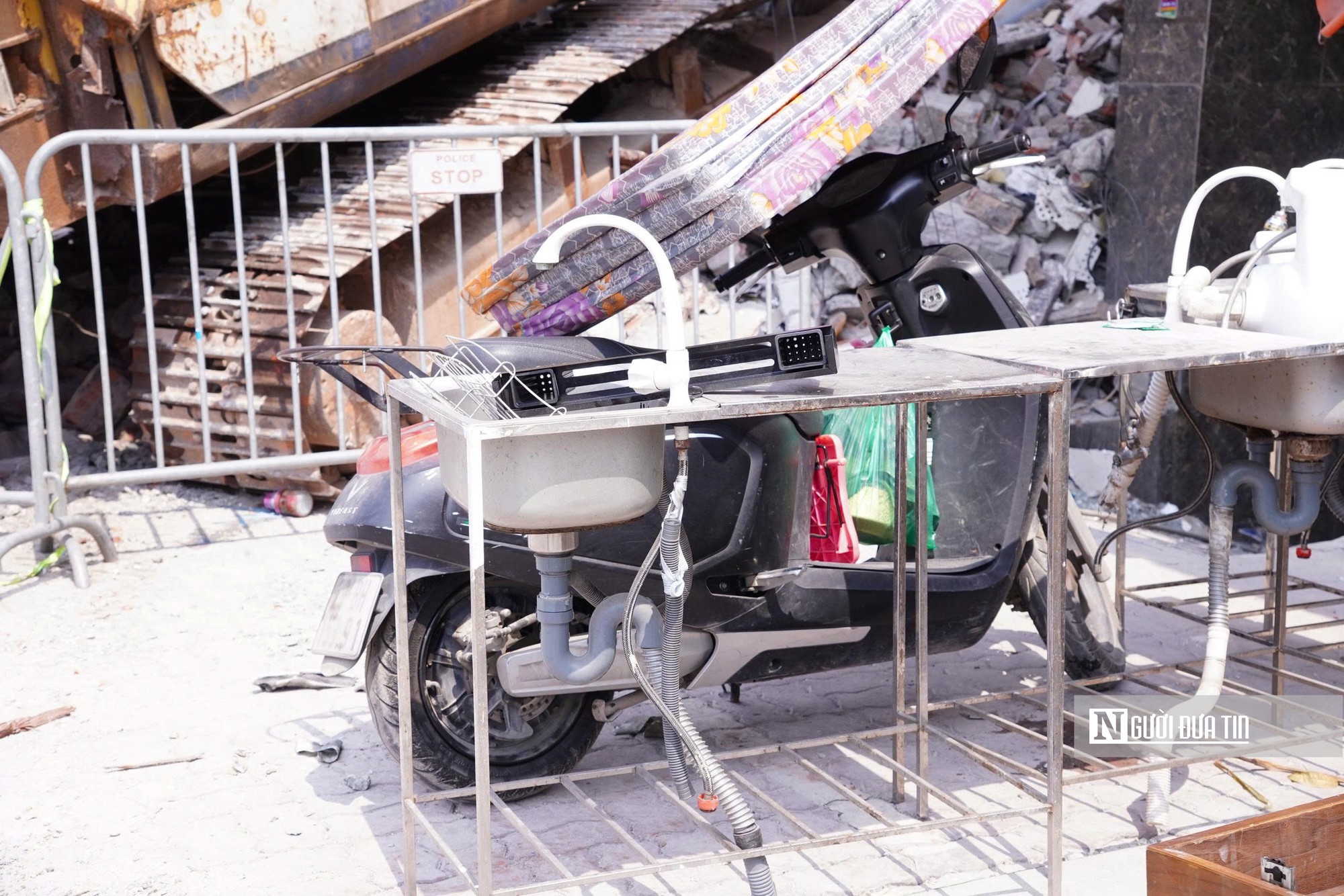 Hà Nội: Người dân hối hả chuyển đồ, tháo dỡ công trình GPMB để mở rộng Quốc lộ 1A- Ảnh 5.