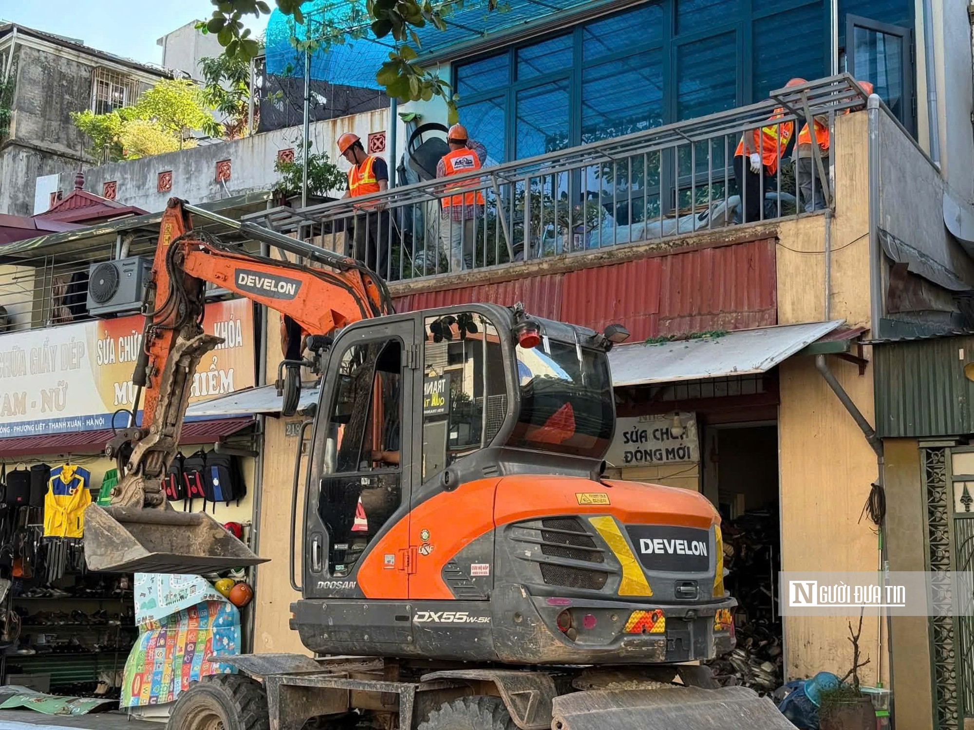 Hà Nội: Người dân hối hả chuyển đồ, tháo dỡ công trình GPMB để mở rộng Quốc lộ 1A- Ảnh 10.