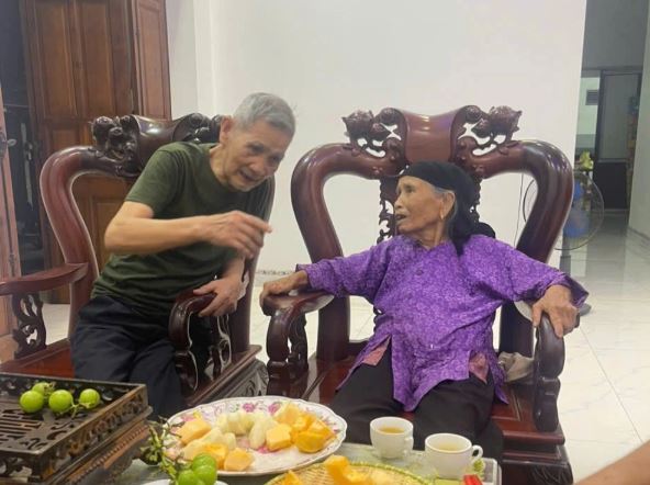 Khoảnh khắc chị gái 89 tuổi cho em trai tiền tiêu vặt khiến hàng triệu người xúc động - Ảnh 2.