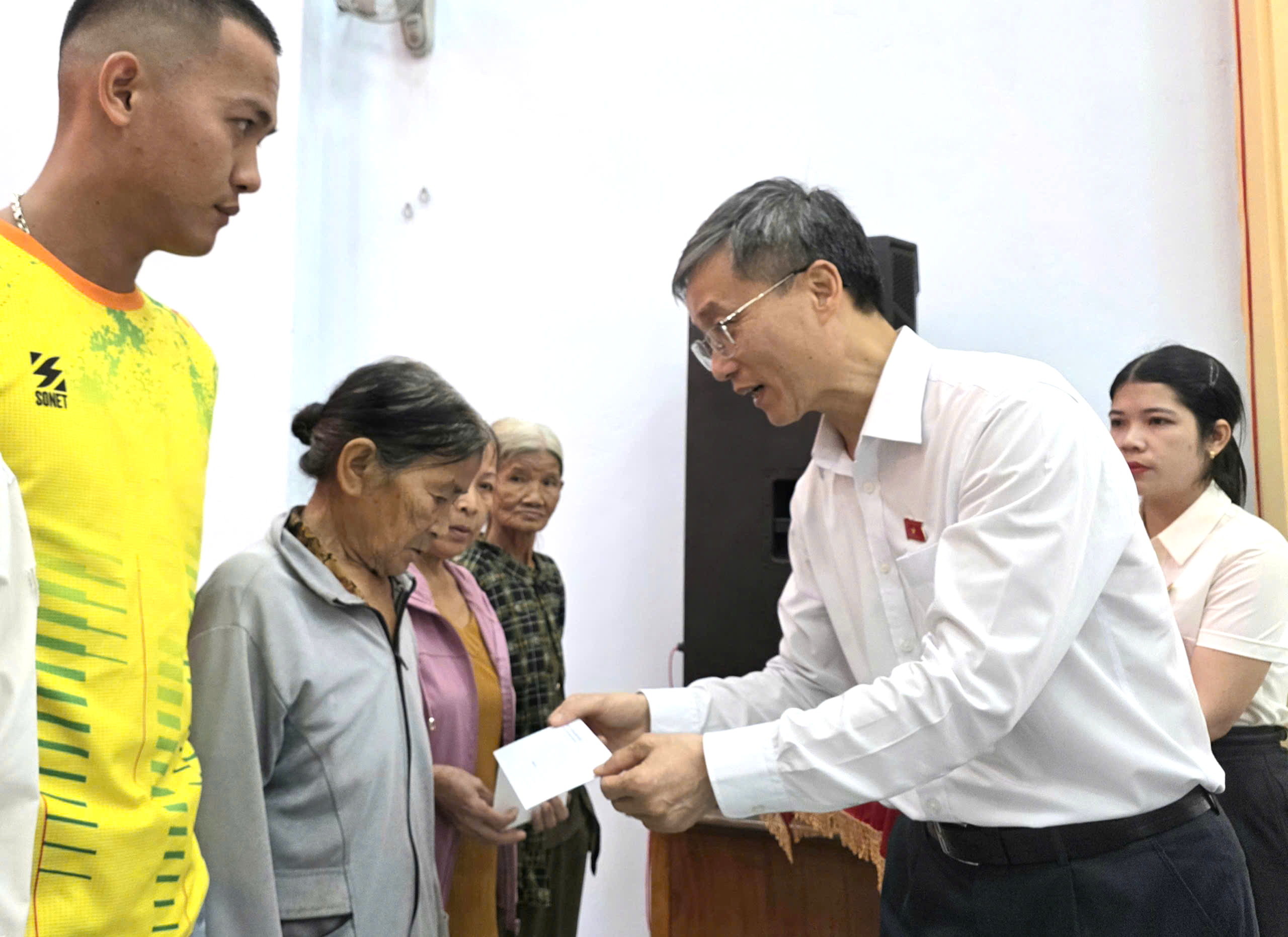 ĐBQH Nguyễn Khánh Ngọc lý giải việc người dân phải nộp nhiều giấy tờ khi làm thủ tục- Ảnh 4.