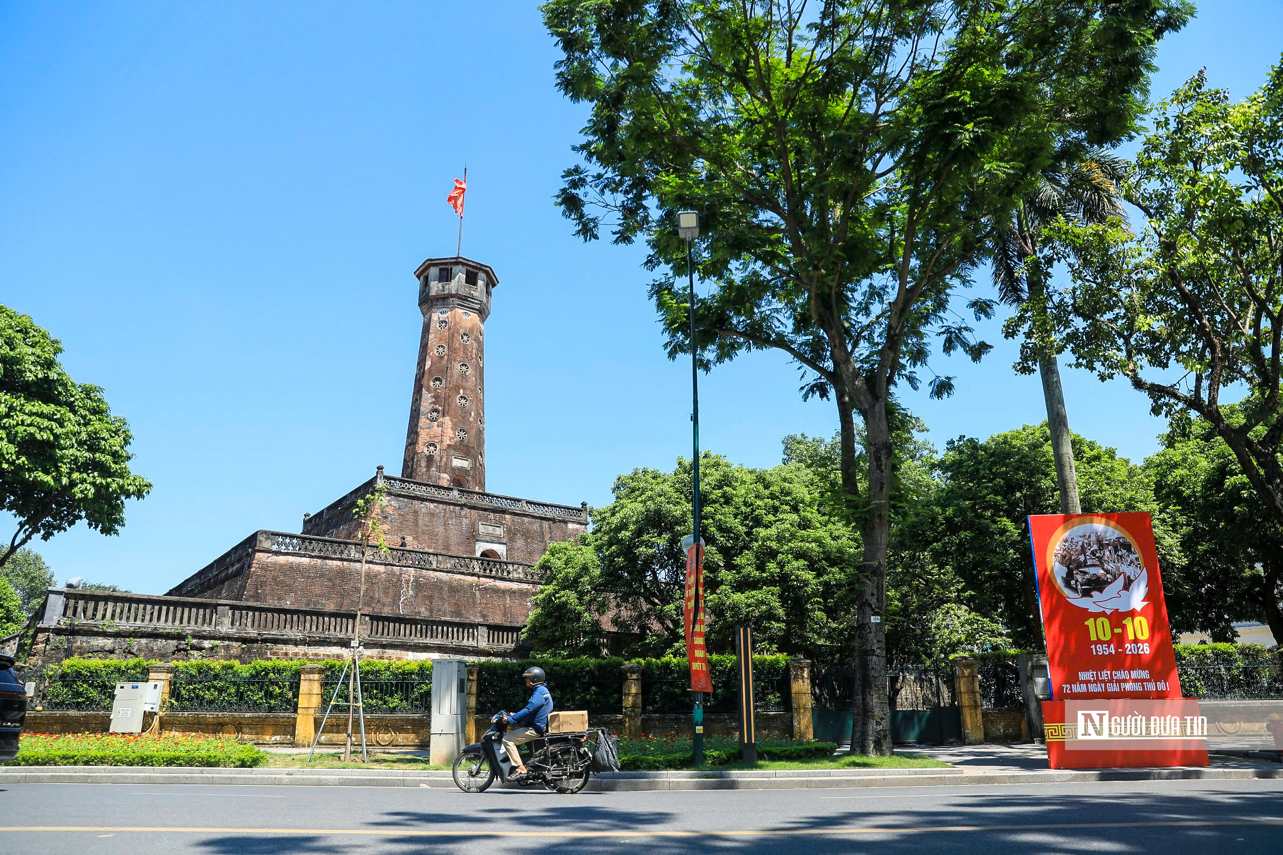 Hà Nội trang hoàng chào mừng 72 năm Ngày Giải phóng Thủ đô- Ảnh 1.