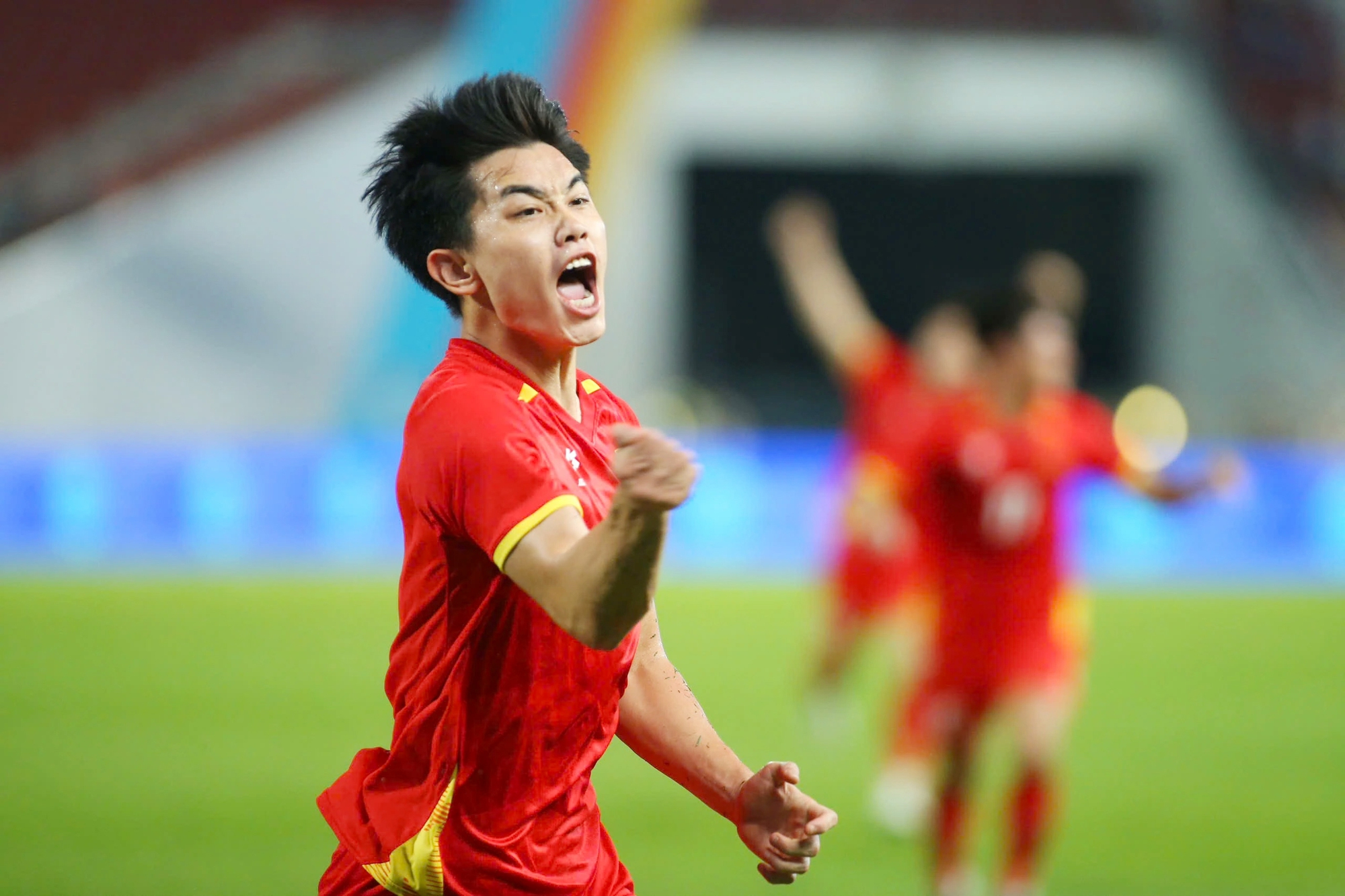 Đình Bắc "trĩu vai" gánh loạt danh hiệu cá nhân và lần đâu làm "chuyện ấy" - Ảnh 1.