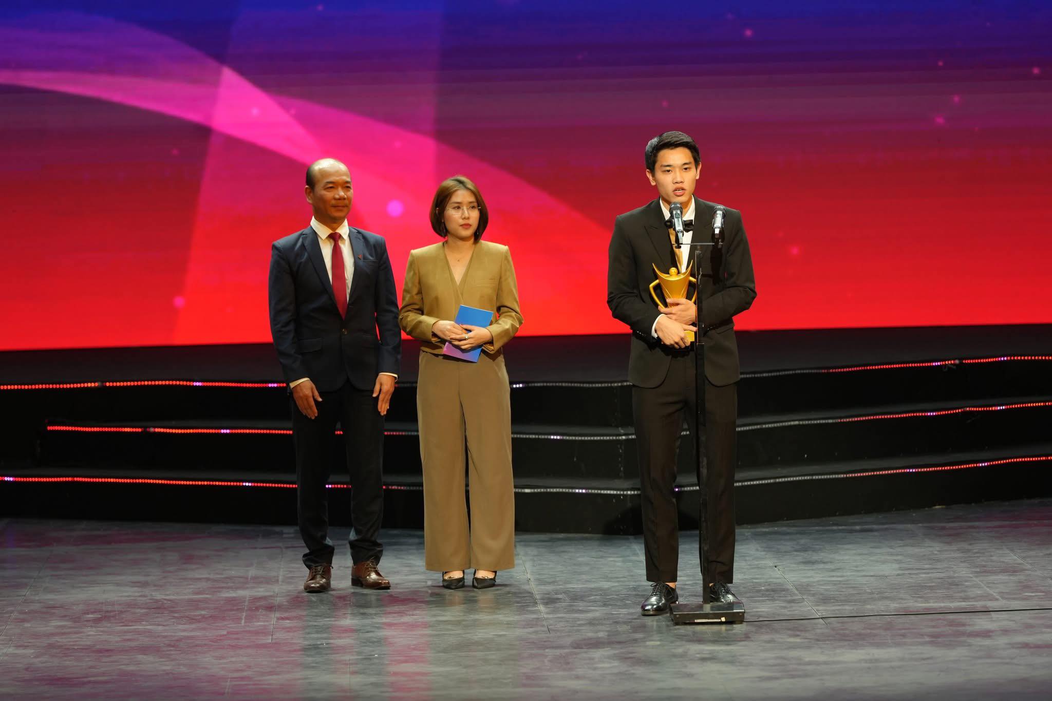 Khoảnh khắc "dở khóc dở cười" của Đình Bắc: Đi nhận giải vẫn bị bảo vệ chặn cửa hỏi vé mời - Ảnh 2.