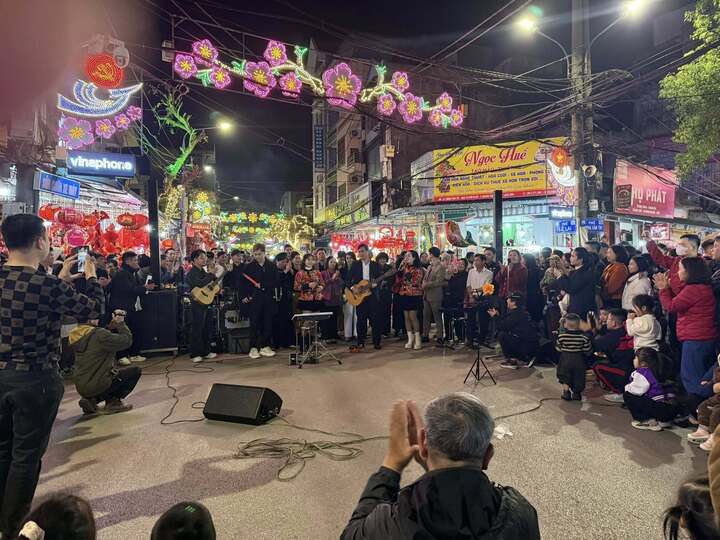 Khoảnh khắc B&iacute; thư Tỉnh ủy "phi&ecirc;u" guitar, đệm h&aacute;t giữa phố đi bộ g&acirc;y sốt mạng x&atilde; hội - Ảnh 2.