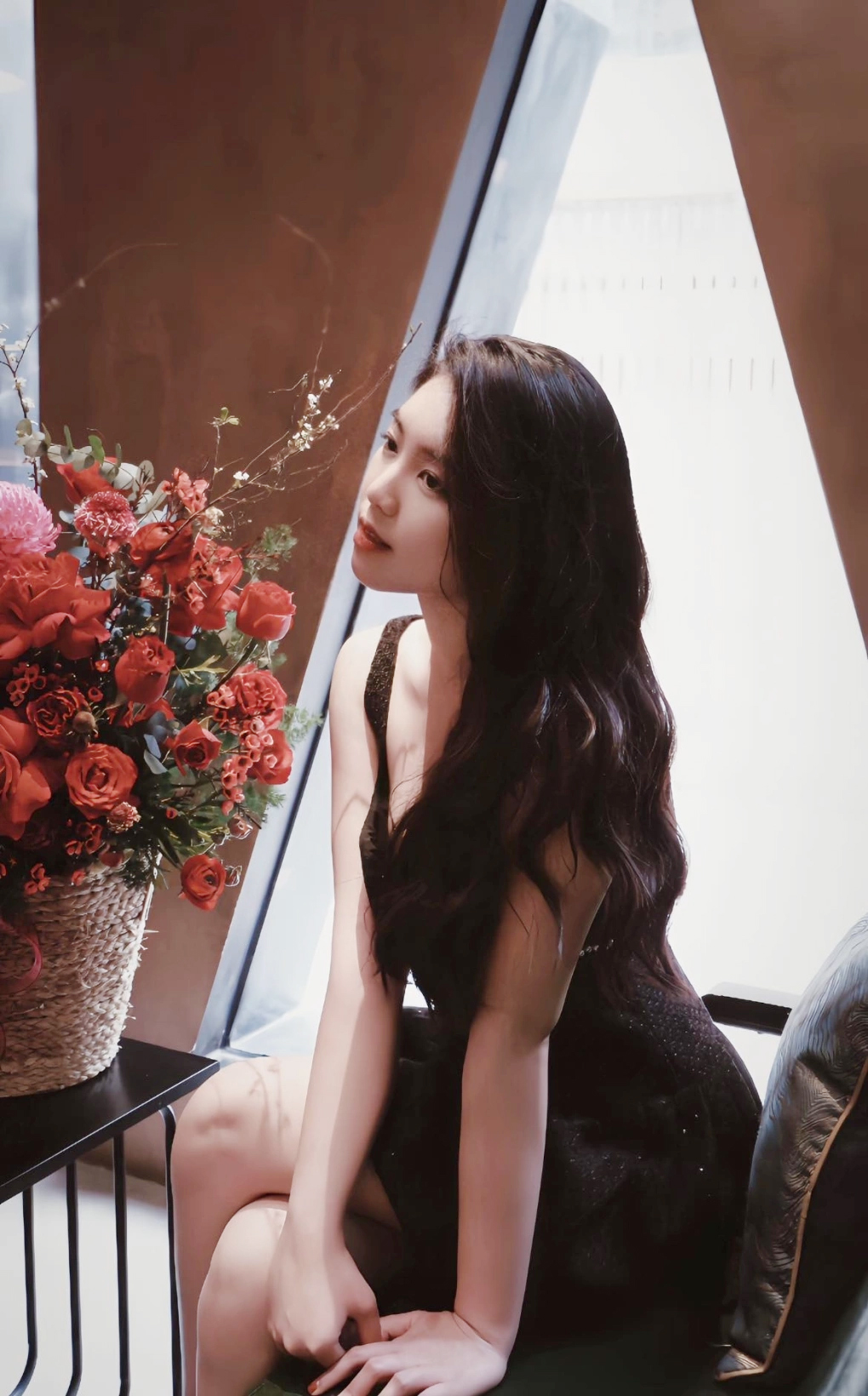 Á hậu cao 1m70 lọt top tìm kiếm vì khoảnh khắc ngồi cạnh Đình Bắc là ai? - Ảnh 8.