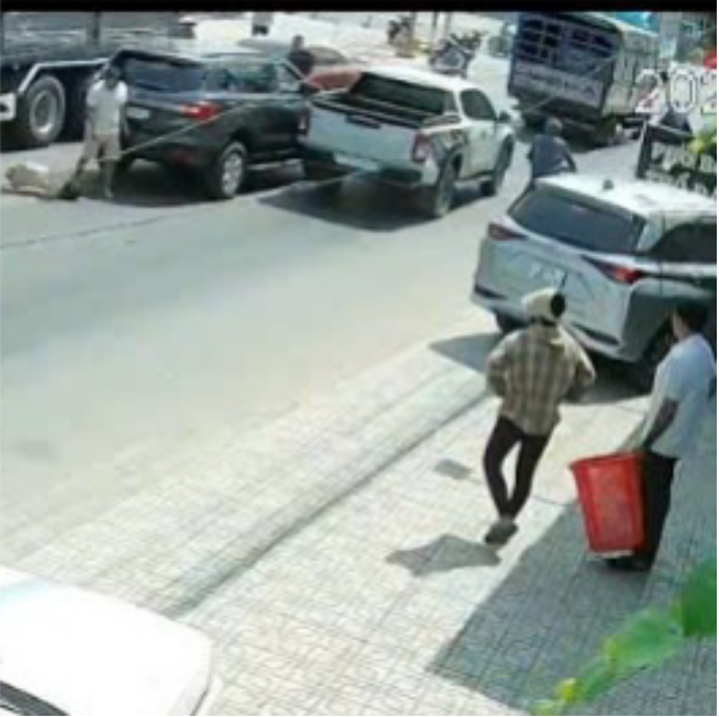 Bắt khẩn cấp tài xế xe bán tải đánh chết người đi cùng chiều sau va chạm giao thông - Ảnh 1.