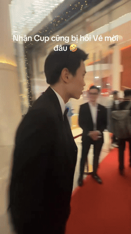 Khoảnh khắc "dở kh&oacute;c dở cười" của Đ&igrave;nh Bắc: Đi nhận giải vẫn bị bảo vệ chặn cửa hỏi v&eacute; mời - Ảnh 1.