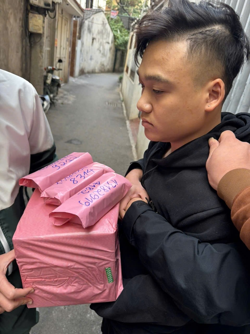 Triệt ph&aacute; đường d&acirc;y ma t&uacute;y n&uacute;p b&oacute;ng pod, vape: Hiểm họa mới r&igrave;nh rập giới trẻ- Ảnh 1.