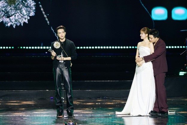 Hành động của Trấn Thành và Hari Won gây tranh cãi- Ảnh 1. Hành động của Trấn Thành và Hari Won gây tranh cãi- Ảnh 1.