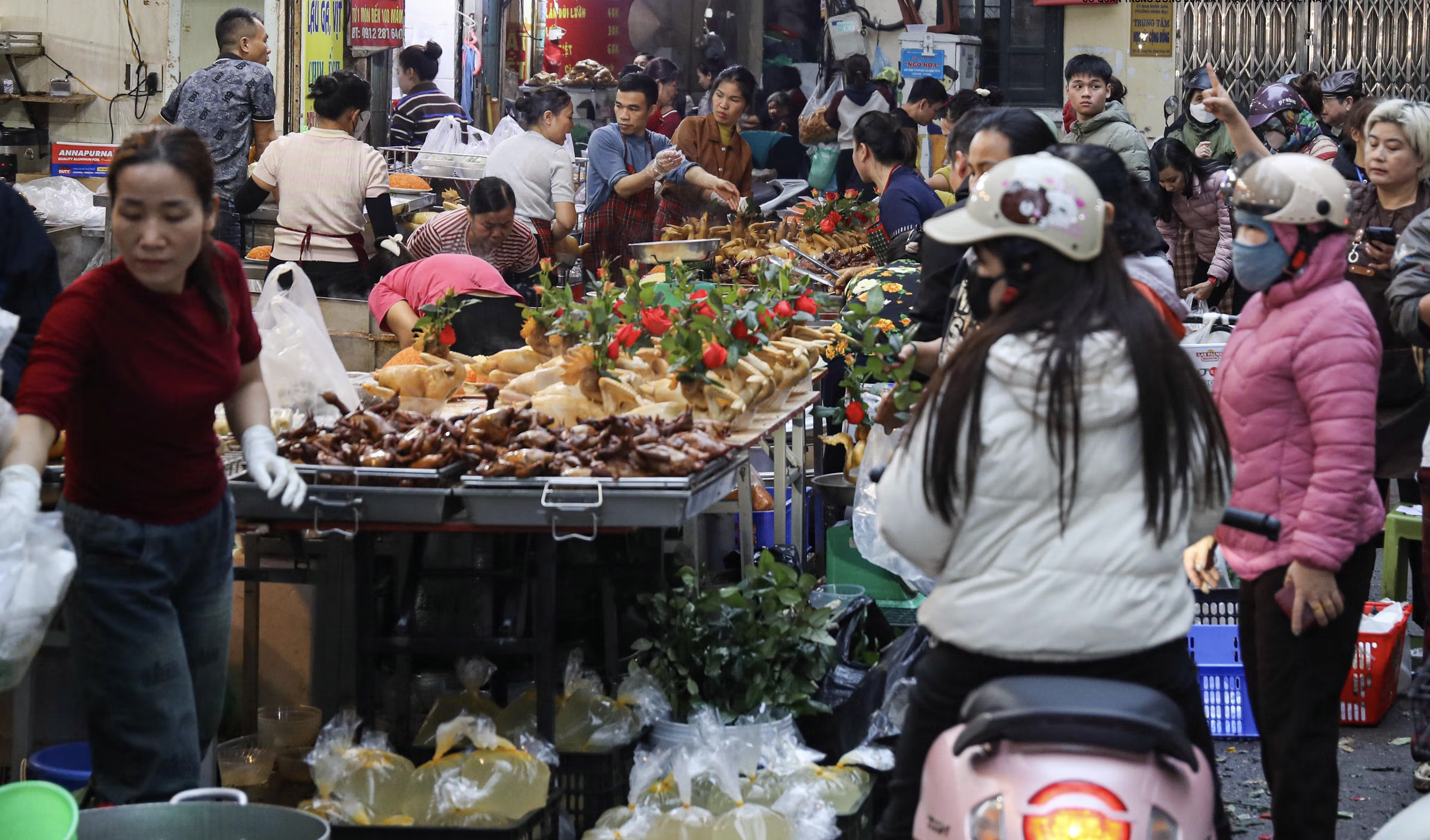 Gà luộc giá 1 triệu đồng/con có gì đặc biệt mà khách vẫn đổ xô mua - Ảnh 1.