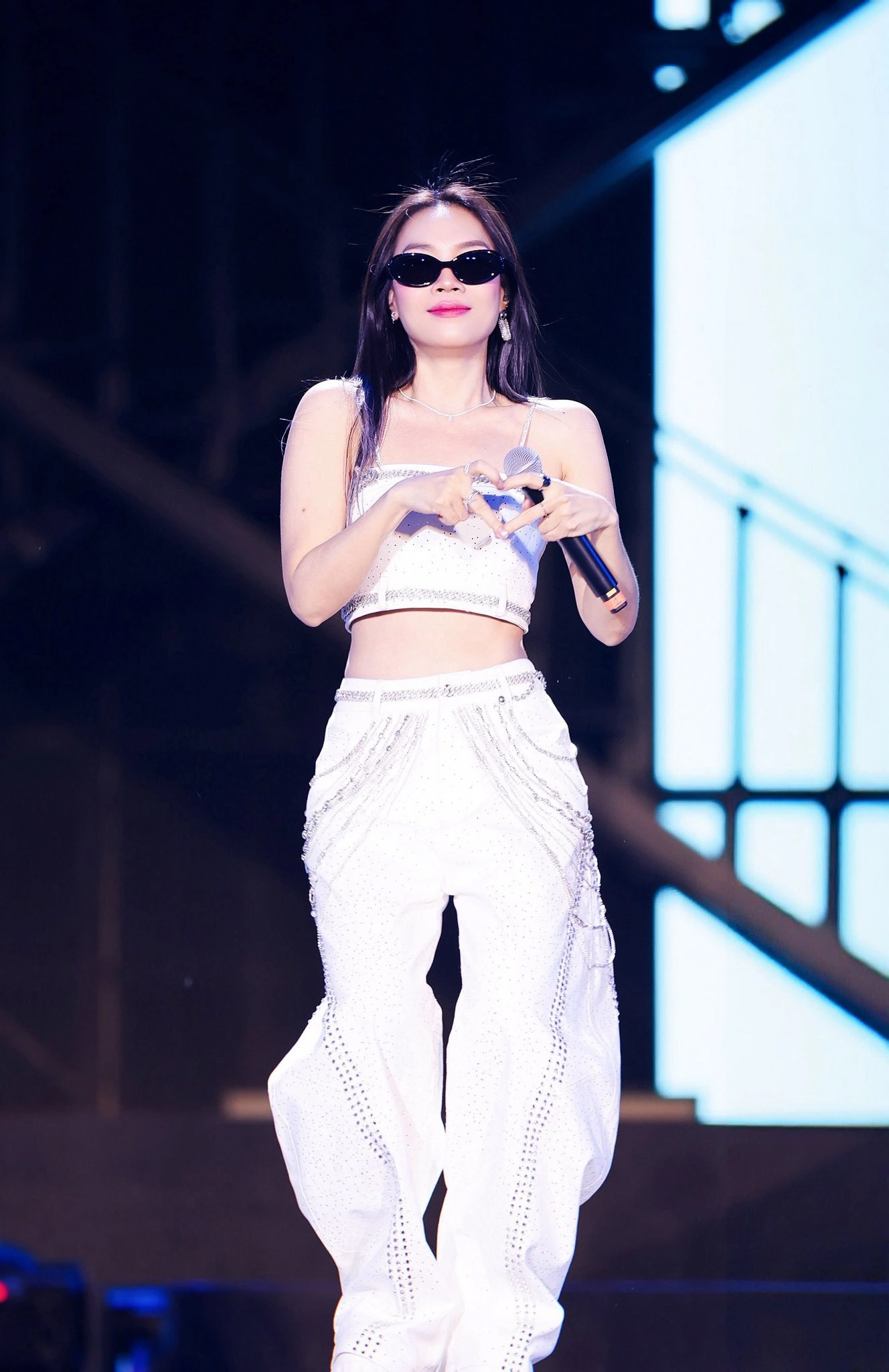 "Họa mi tóc nâu" bất ngờ bị "đánh úp" trong ngày đặc biệt - Ảnh 4.