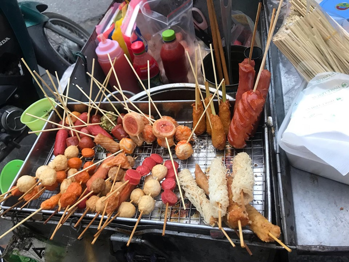 Bán thức ăn đường phố "bẩn" có thể bị phạt đến 3 triệu đồng - Ảnh 1.