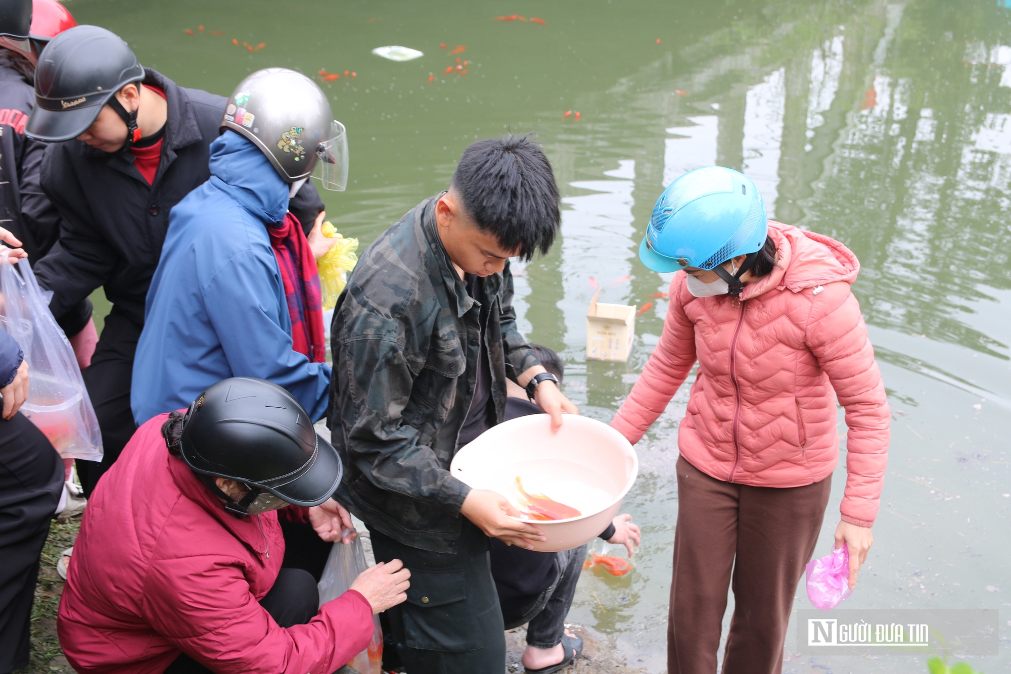 C&aacute; ch&eacute;p ngộp thở dưới l&agrave;n nước đầy tro v&agrave; r&aacute;c trong ng&agrave;y c&uacute;ng &ocirc;ng T&aacute;o- Ảnh 2.