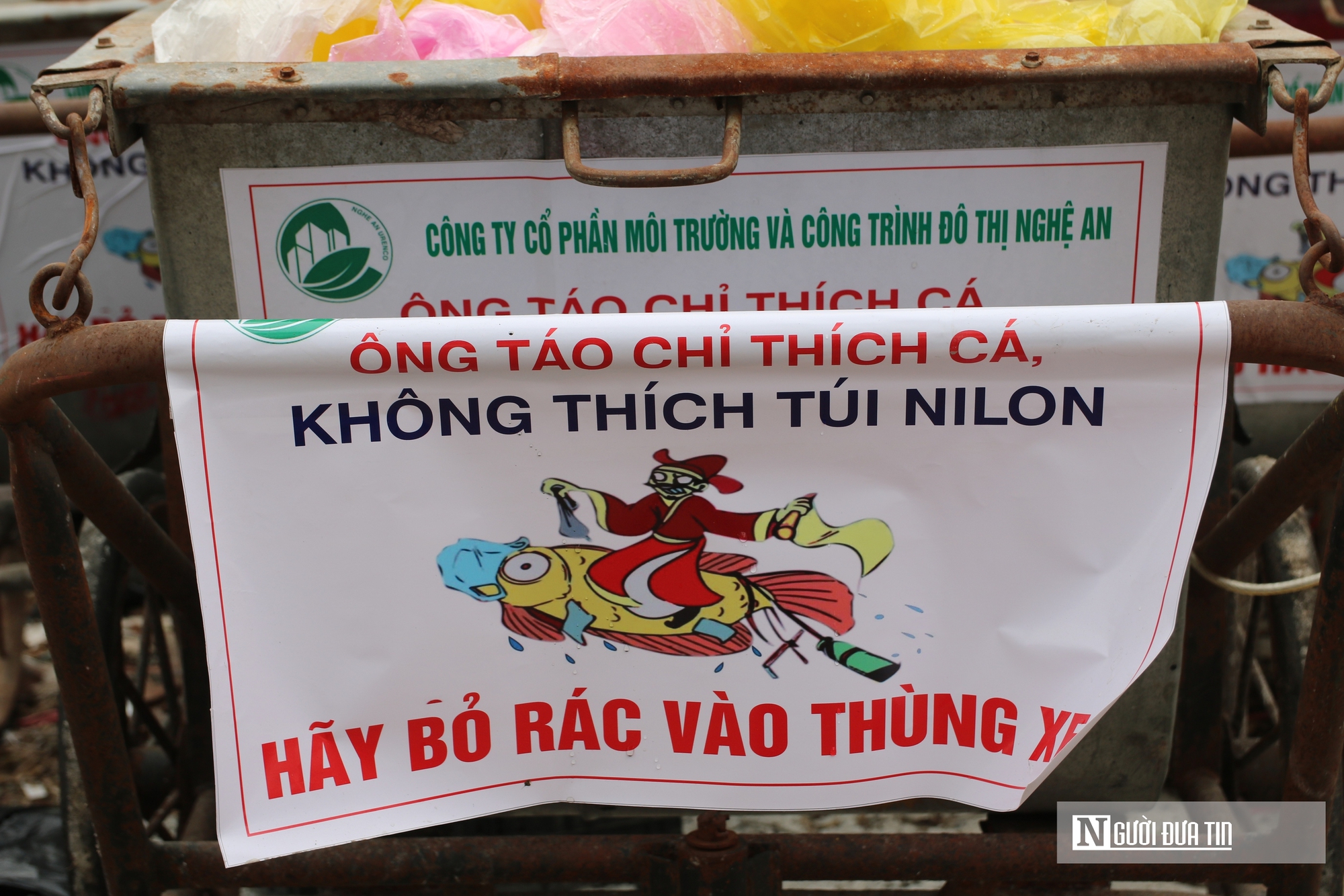 C&aacute; ch&eacute;p ngộp thở dưới l&agrave;n nước đầy tro v&agrave; r&aacute;c trong ng&agrave;y c&uacute;ng &ocirc;ng T&aacute;o- Ảnh 10.