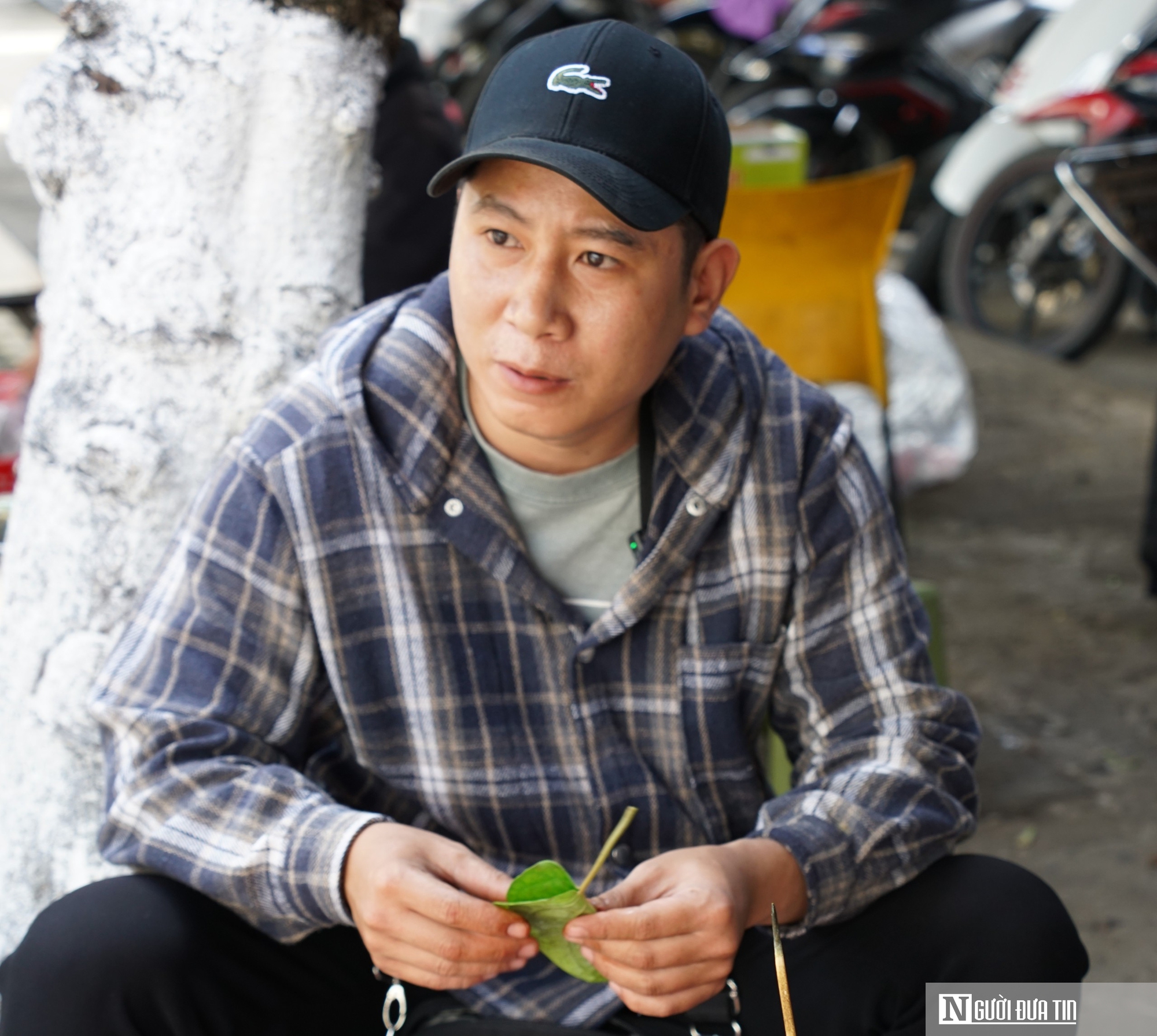 Chợ đồ cúng ông Công ông Táo vào mùa cao điểm, lan tỏa phong tục thả cá chép- Ảnh 1.