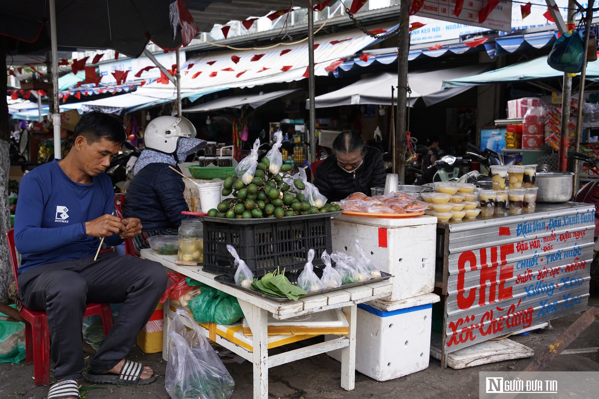 Chợ đồ cúng ông Công ông Táo vào mùa cao điểm, lan tỏa phong tục thả cá chép- Ảnh 4.