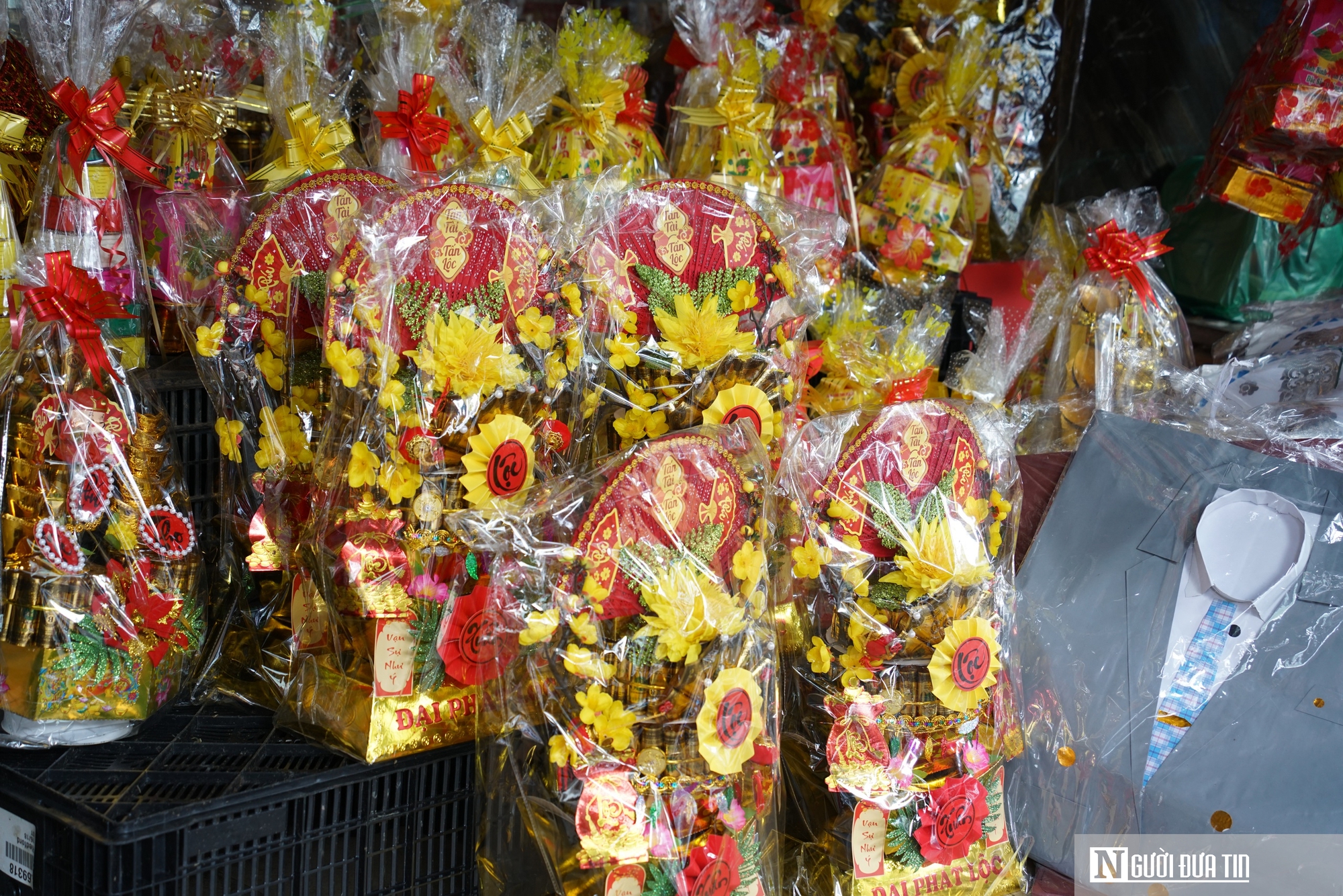 Chợ đồ cúng ông Công ông Táo vào mùa cao điểm, lan tỏa phong tục thả cá chép- Ảnh 6.